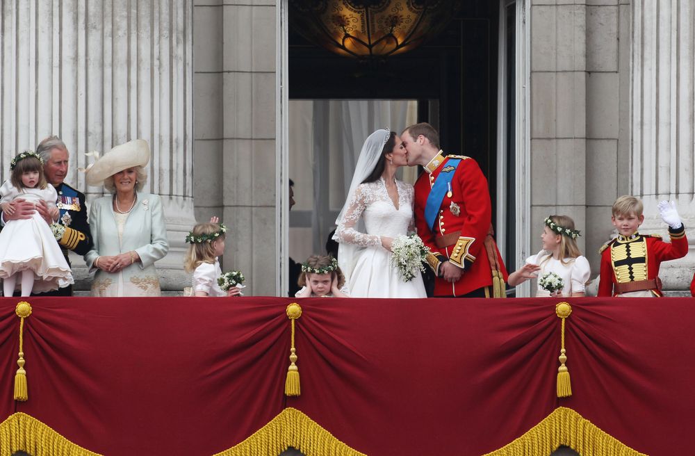 Уилям и Кейт се целуват на балкона на Бъкингамския дворец