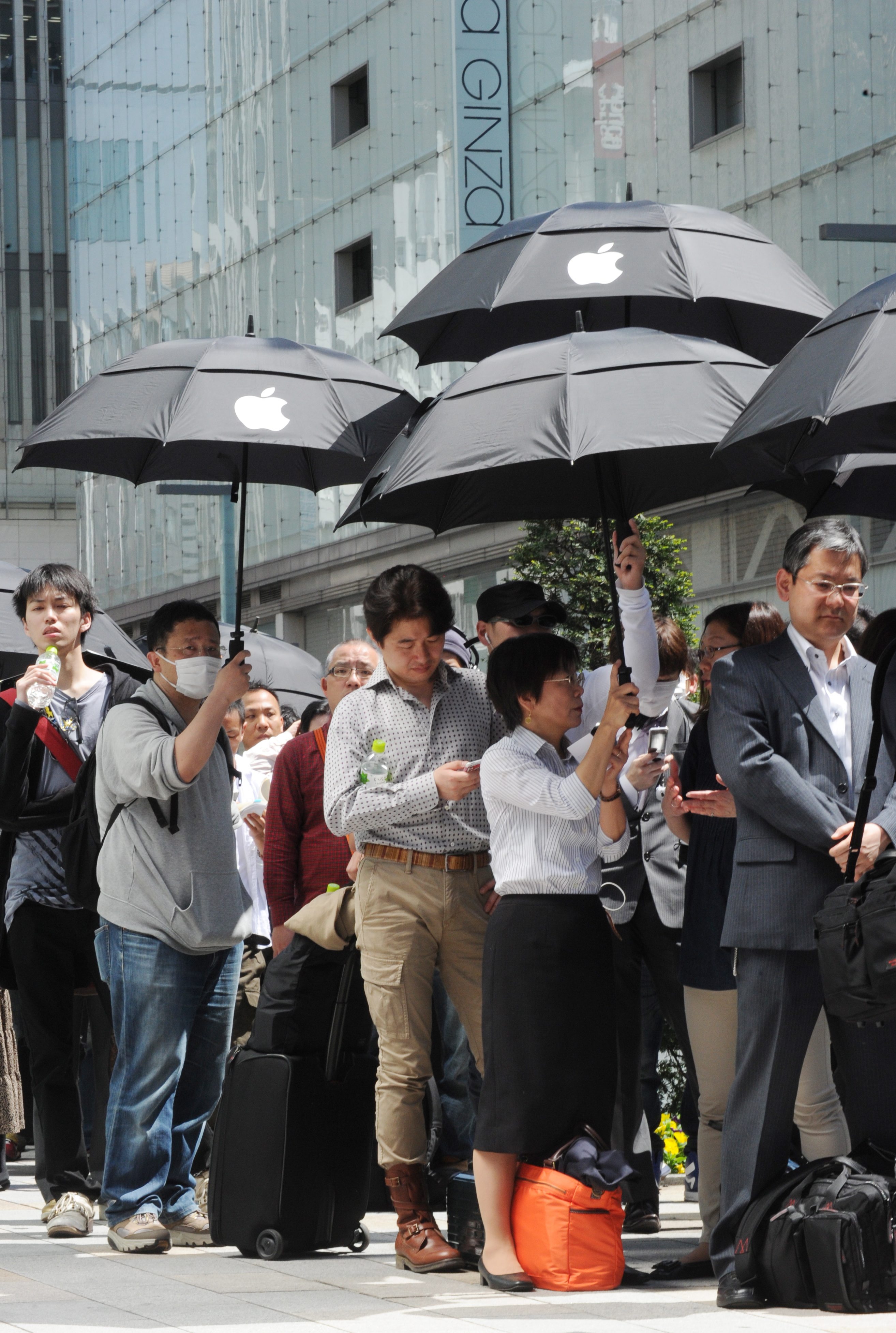 Хора се редят с часове пред магазини на Apple в Пекин и Шанхай