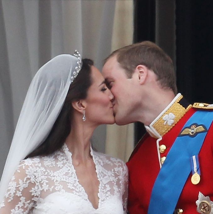 Дългоочакваната целувка на Уилям и Кейт вече е факт