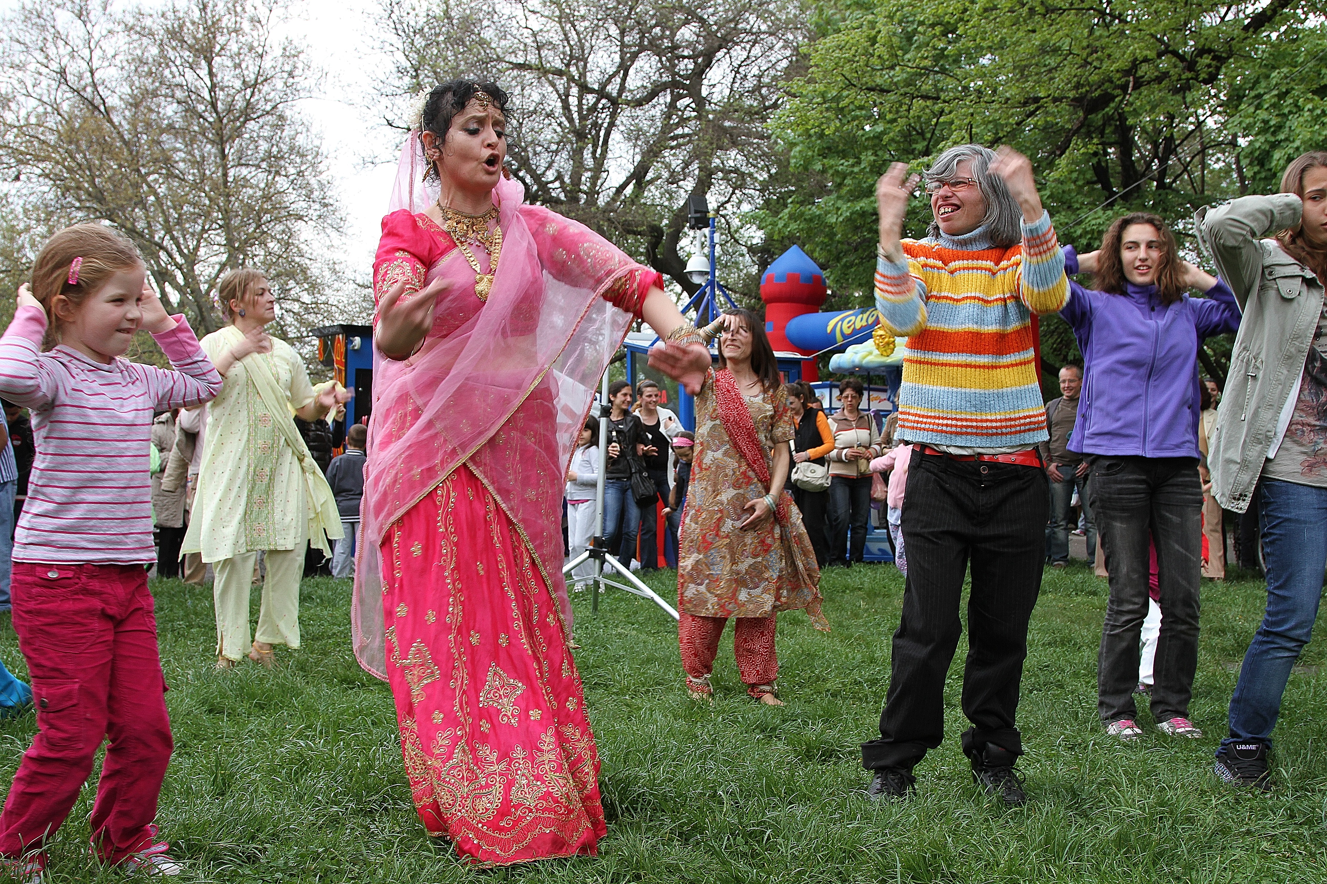 Капка Кумар показва индийски танци