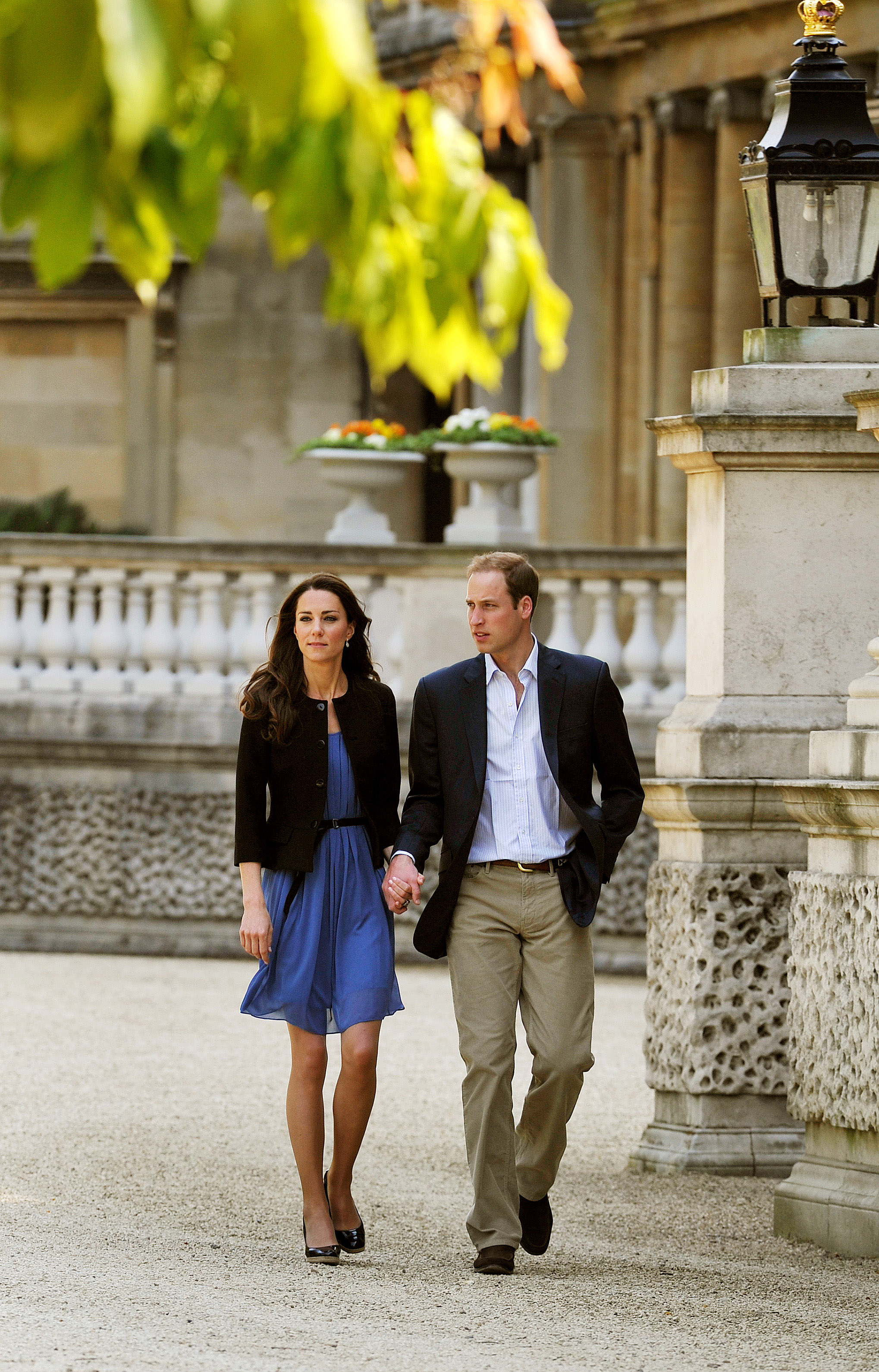 Кейт и Уилям напускат Бъкингамския дворец сутринта след сватбата си. Чака ги хеликоптер