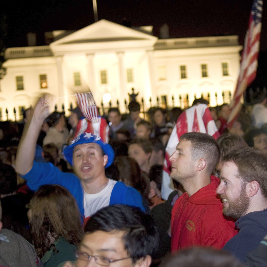 Хиляди американци ликуваха пред Белия дом след новината за ликвидирането на Осама