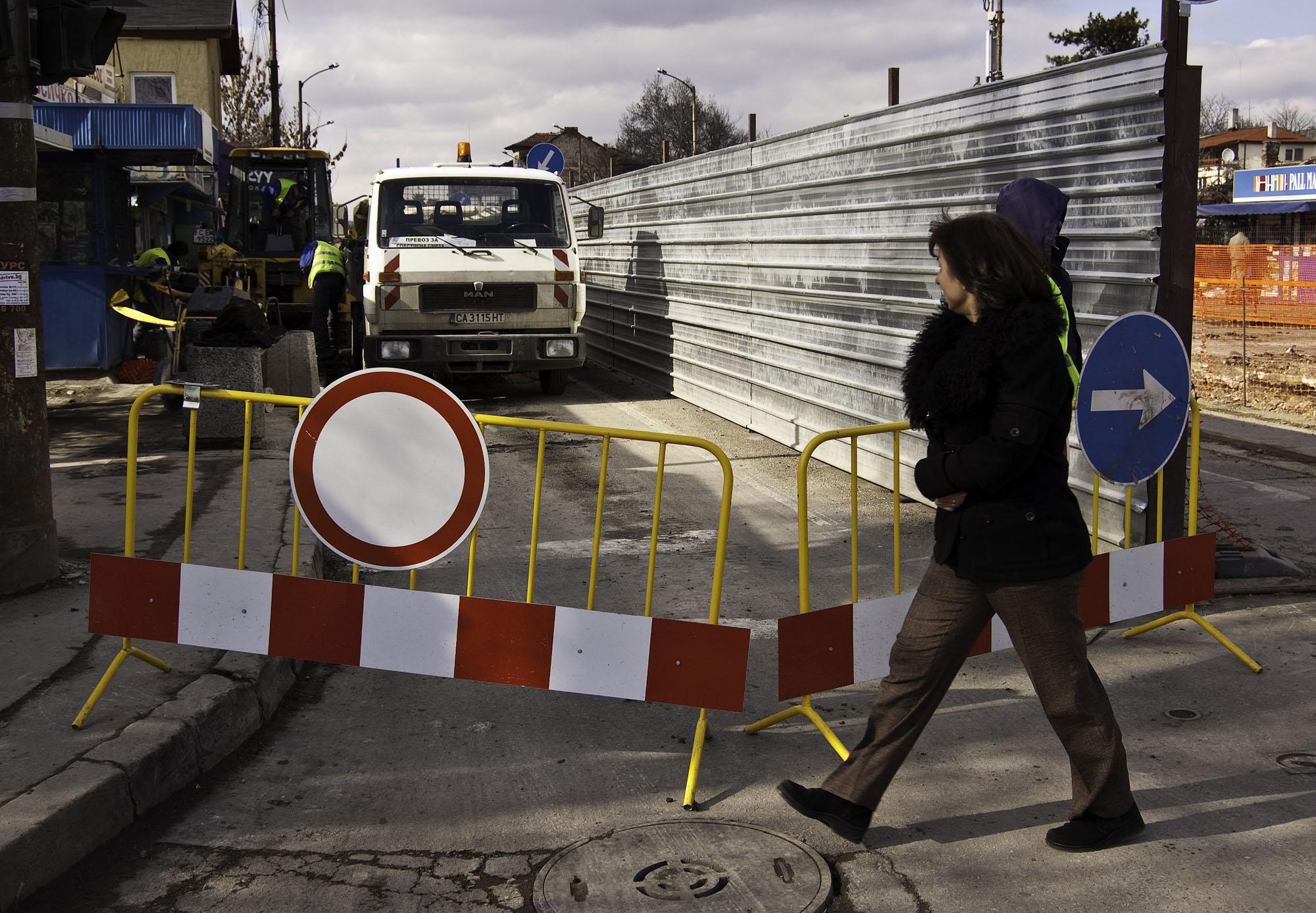 Строят нови кръстовища в София, движението остава затруднено