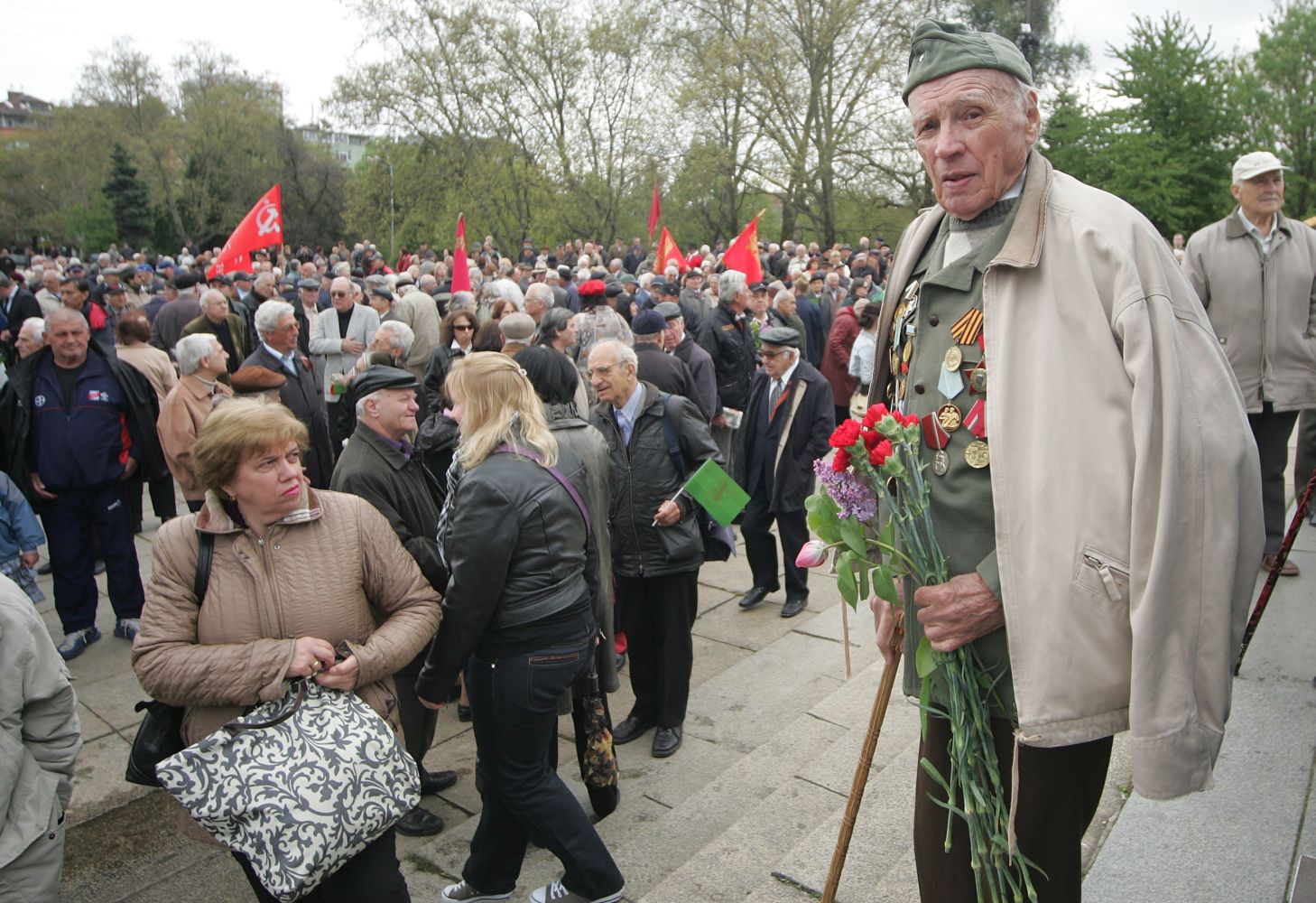 Цветя пред Паметника на съветската армия за 9 май