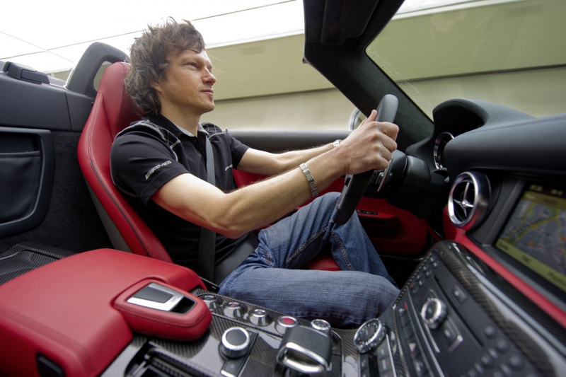 Предпремиерно бе показан Mercedes SLS AMG Roadster