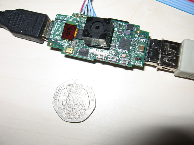 Компютърът Raspberry Pi, поставен до монета от 20 пенса