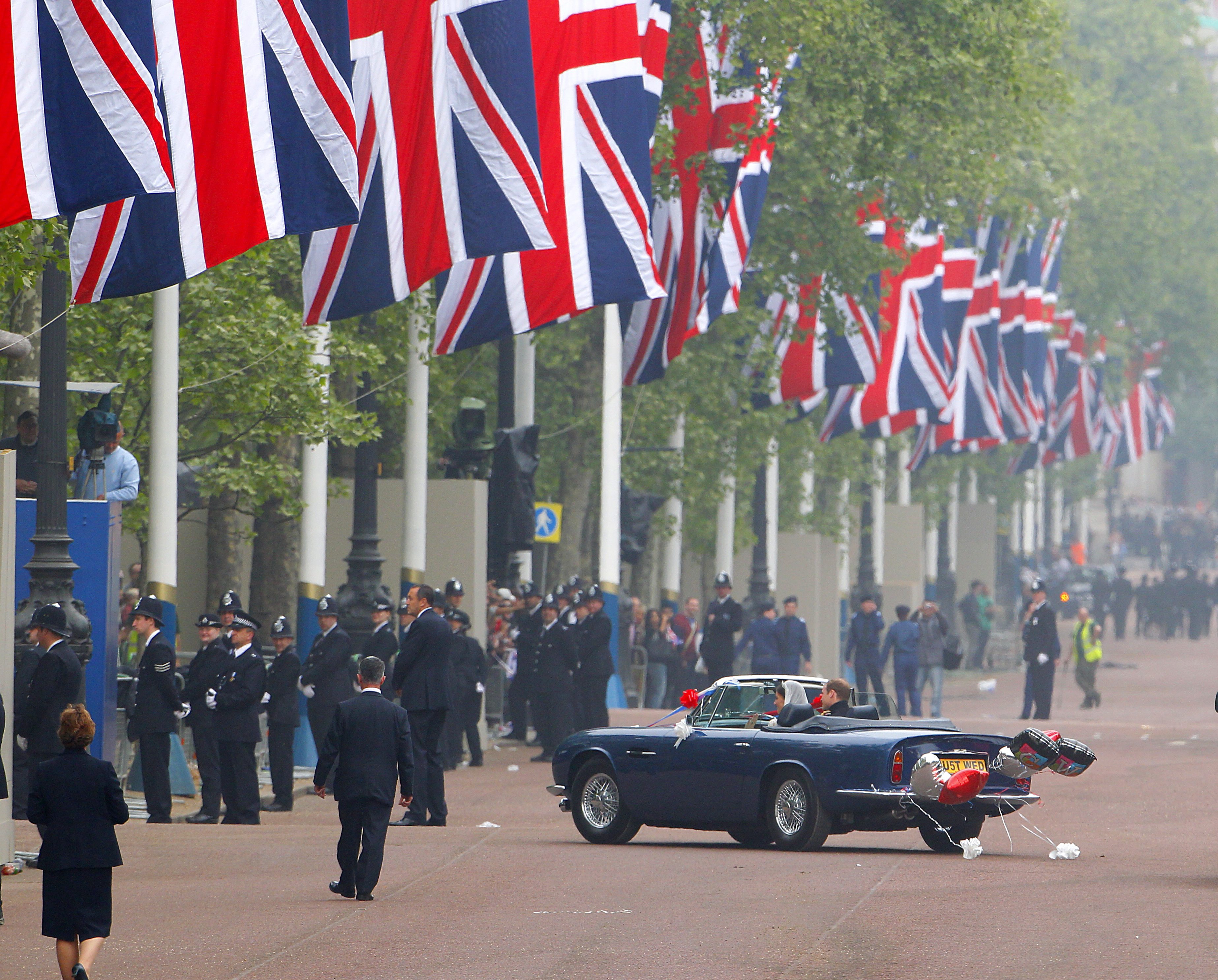 Копие от сватбения кабриолет на принца на търг