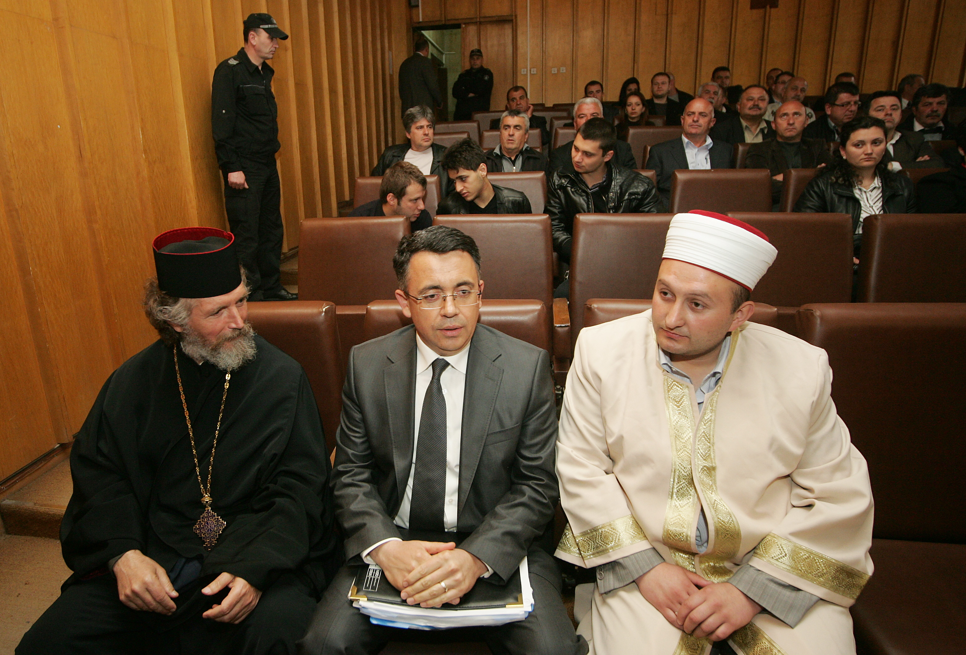 И православен свещеник, и имам застанаха до Хасан Азис в съда
