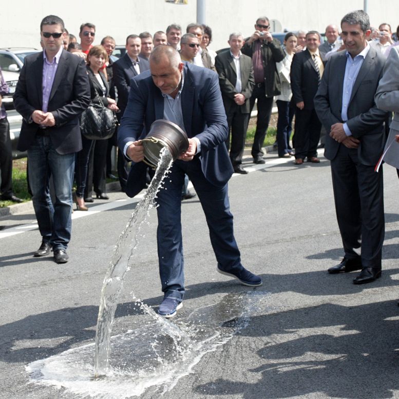 Бойко Борисов лисва менче с вода при откриването на АМ ”Люлин”