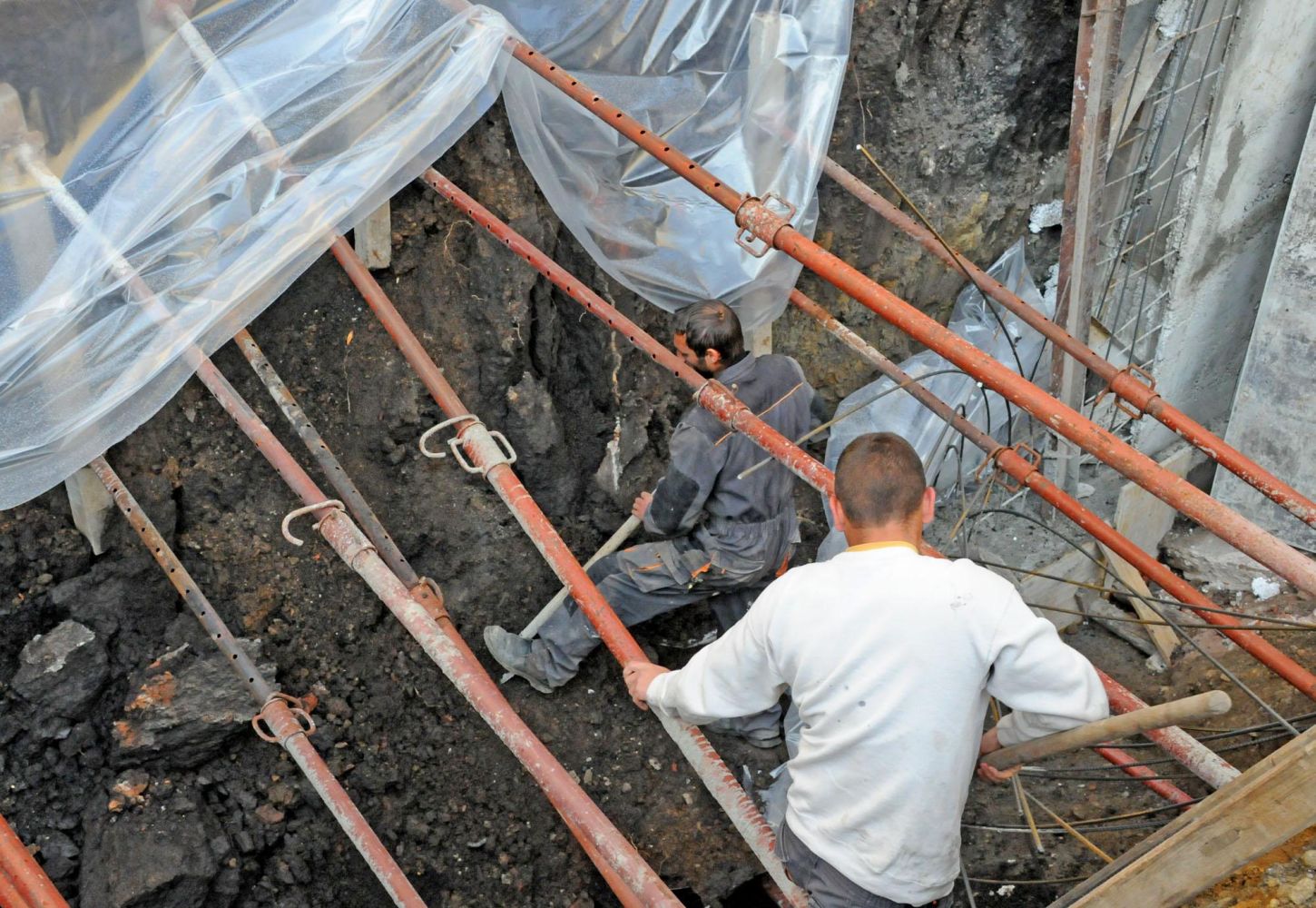 Работникът е извършвал строителни дейности в широк около 8 м и дълбок около 4 м изкоп (Сн. Архив)