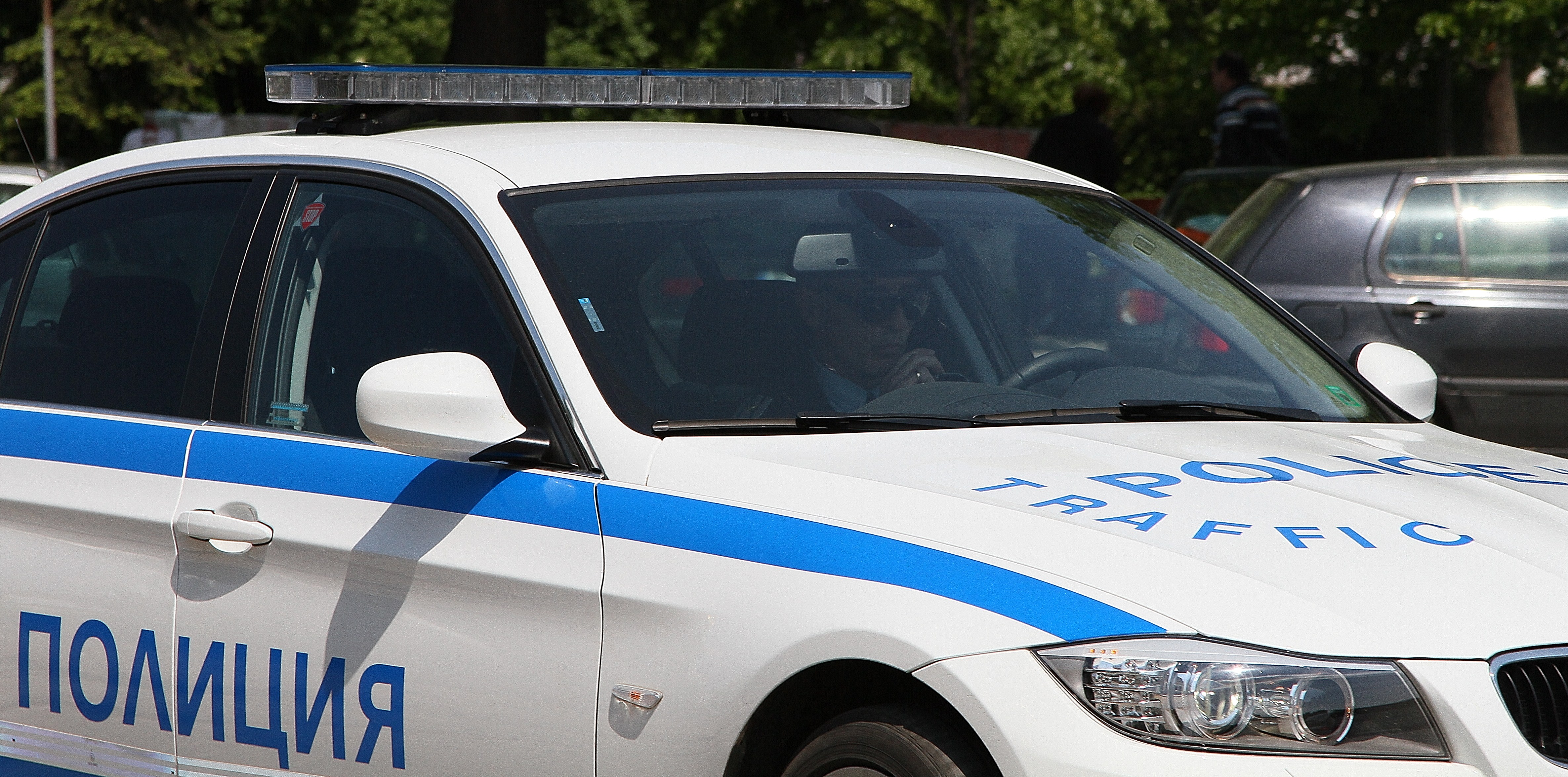 Шофьорът оказва съдействие на полицията на местопроизшествието