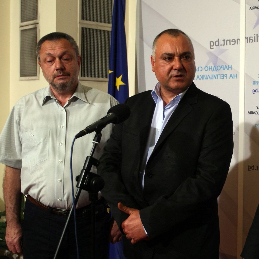 Трима депутати напускат парламентарната група на ”Атака”