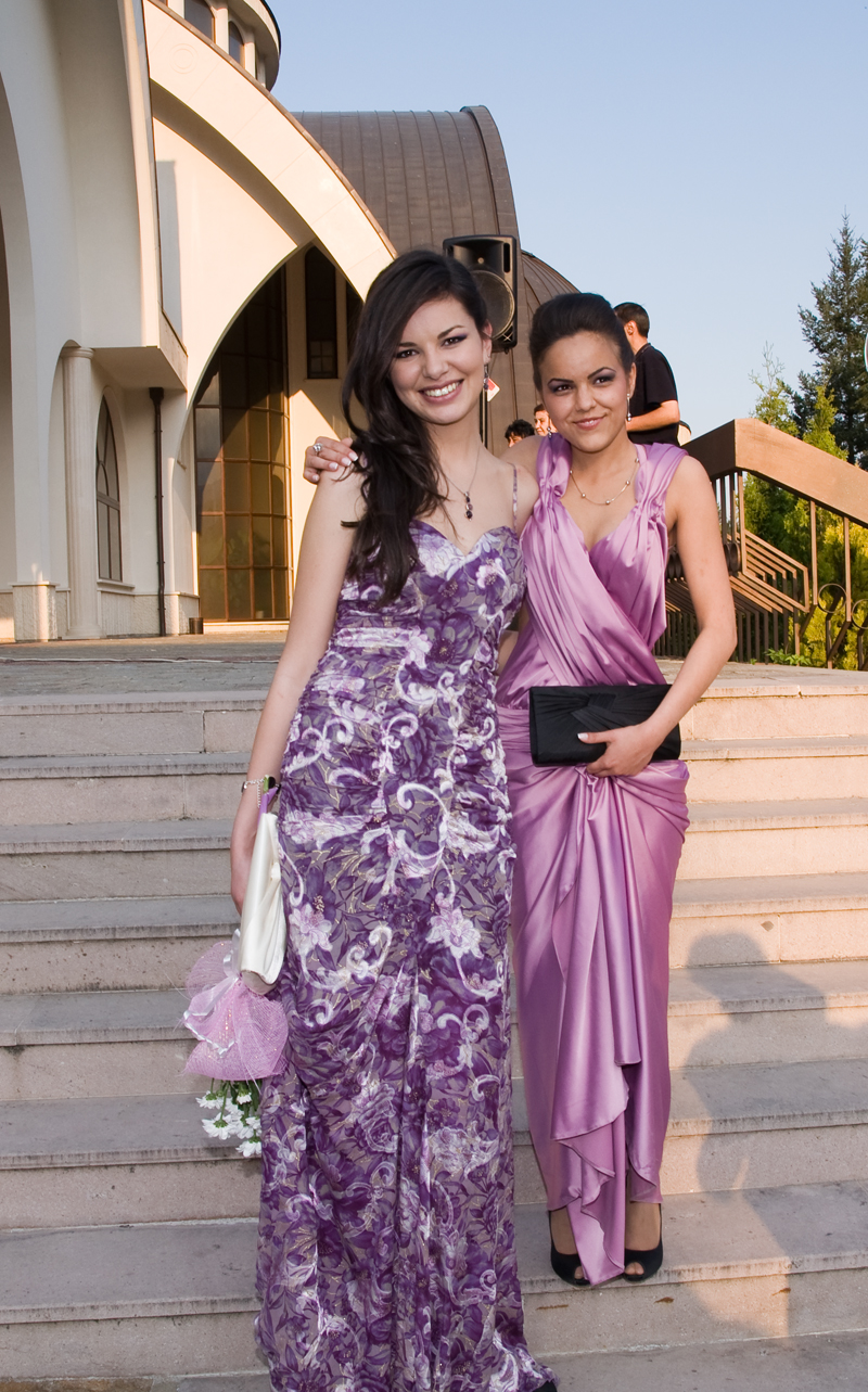 "Най-красивата абитуриентка" на 2011 Христина Камбурова (отляво)
