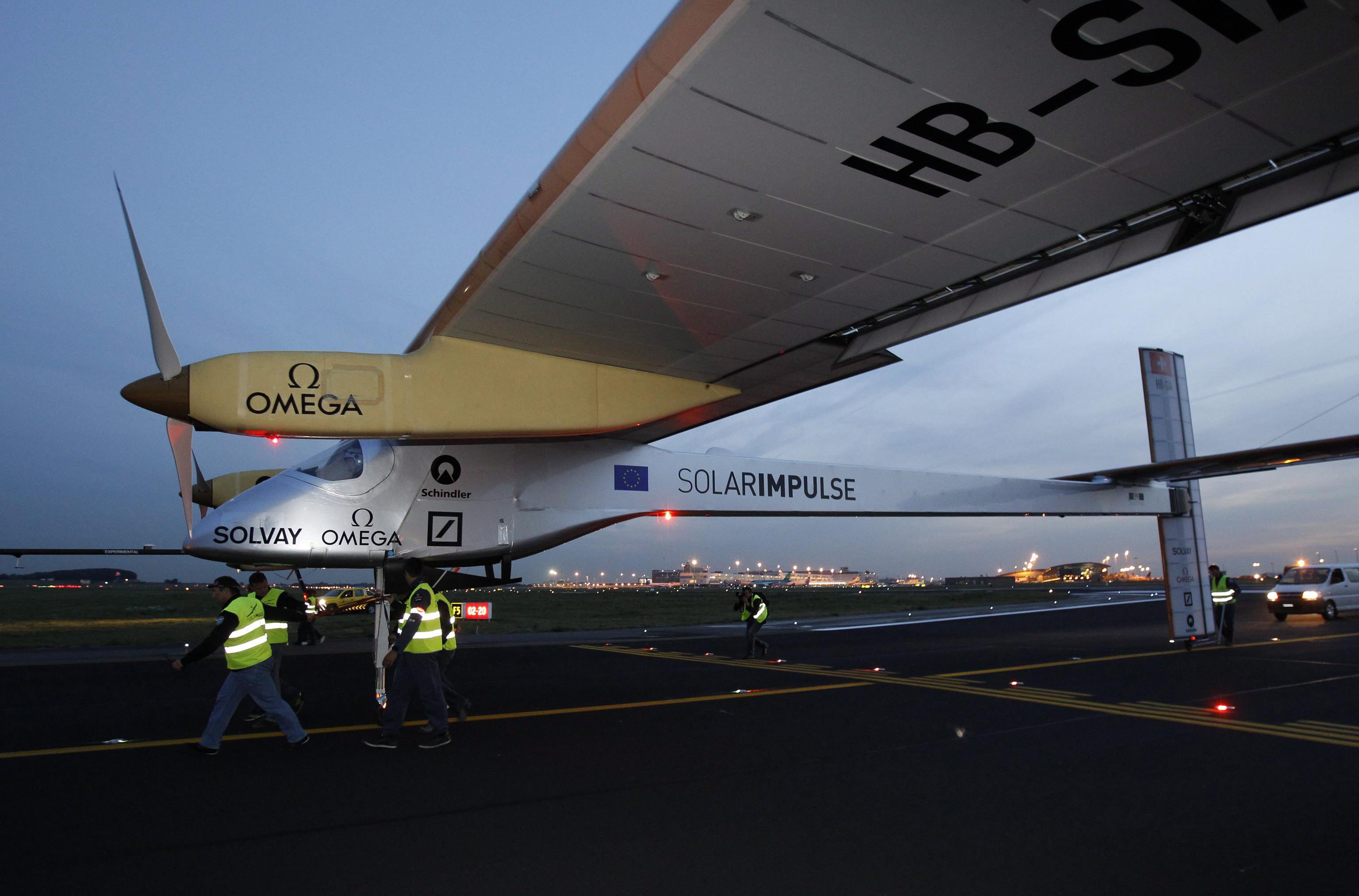 Самолет находящийся в полете преодолевает 140. «Солнечный» самолет Solar Impulse. Sunny самолеты. Солнечный самолет. Lektuvas.
