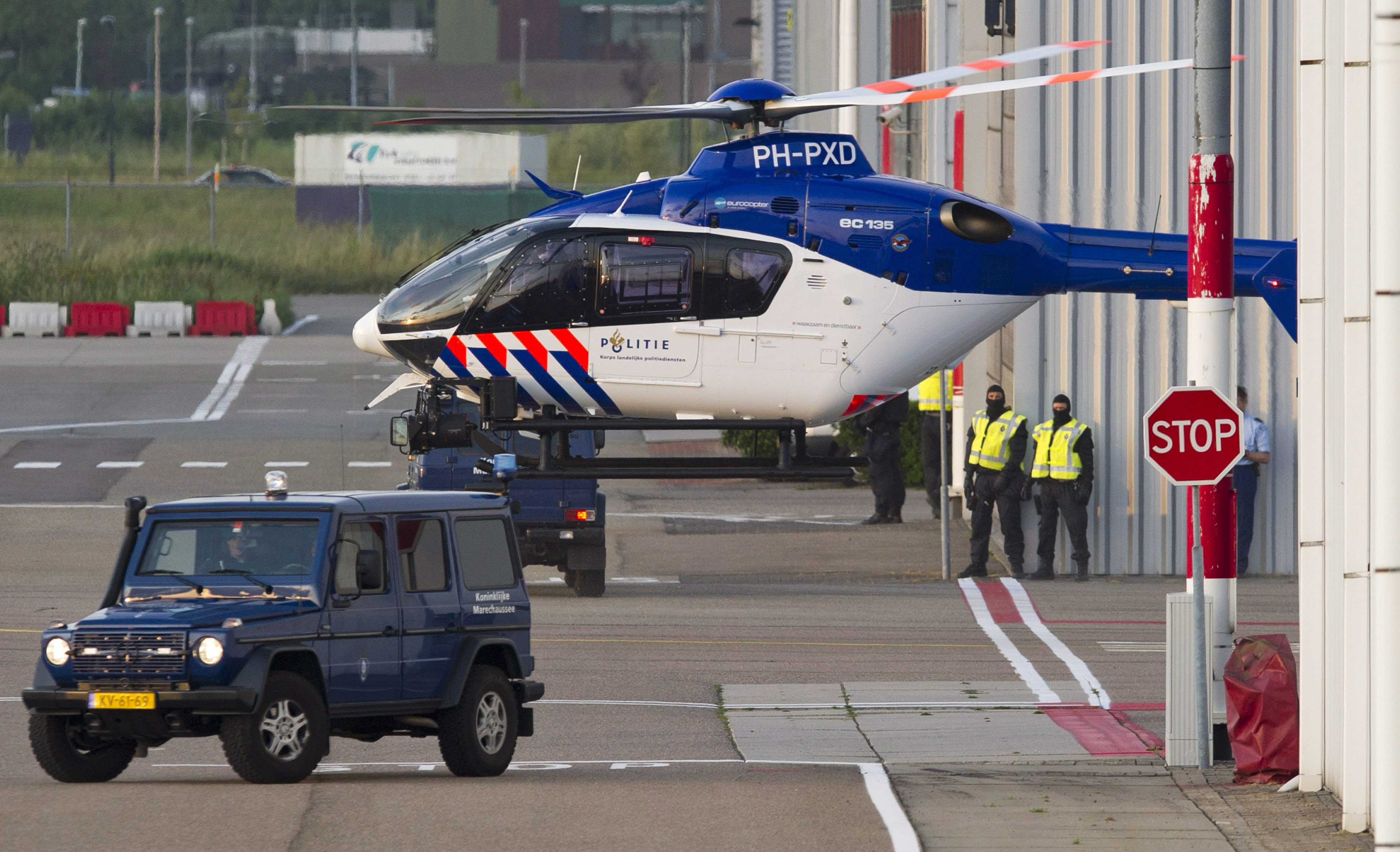 Полицейският хеликоптер, с който Младич бе откаран в центъра за предварително задържане