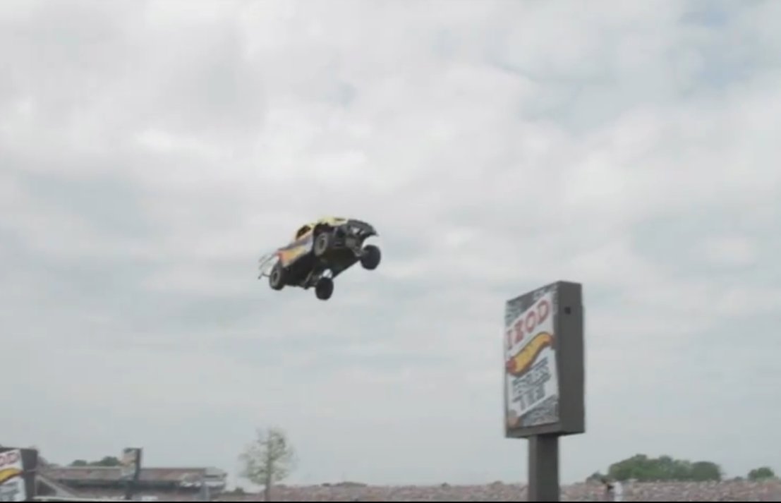Подобриха рекорд за най-дълъг скок с автомобил - видео