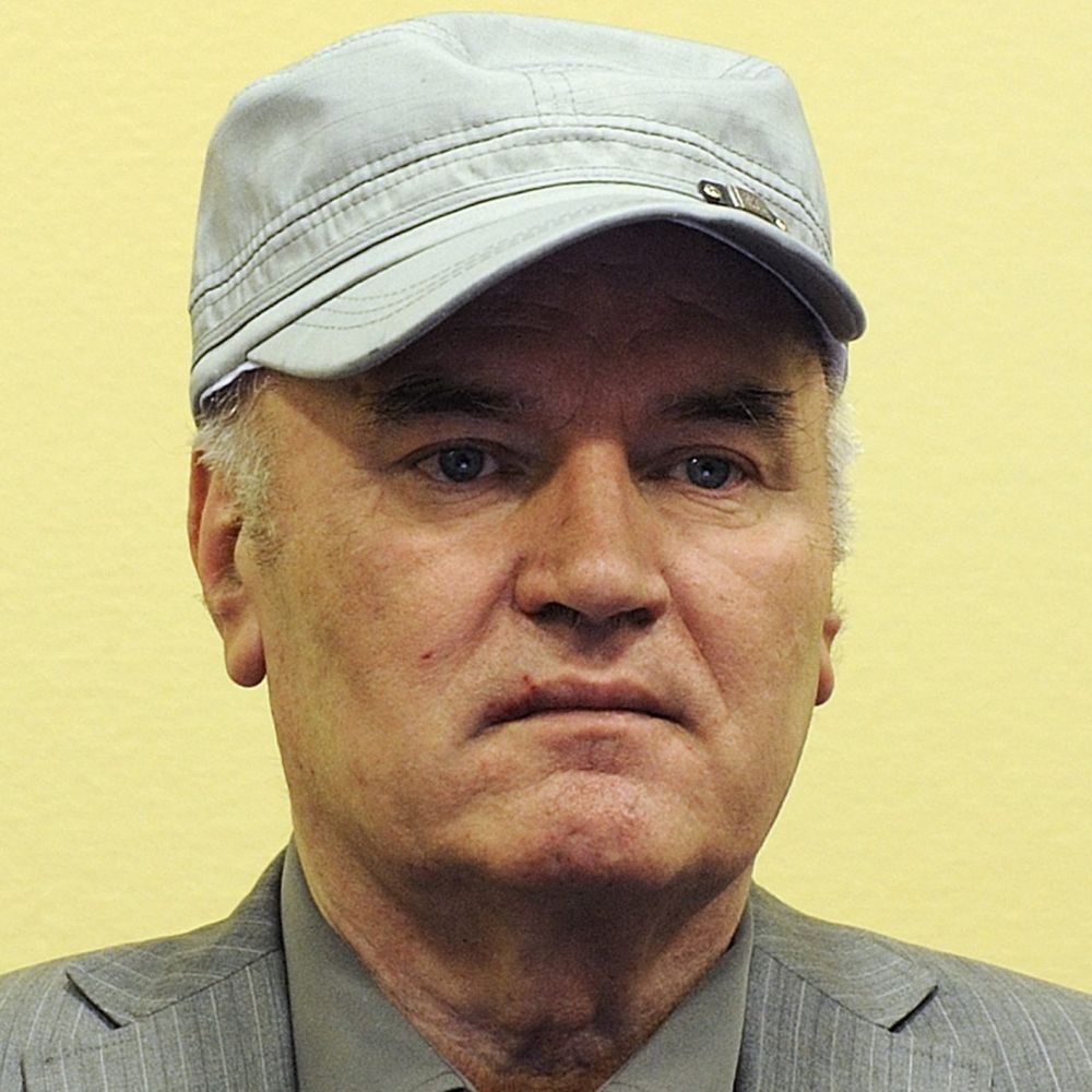 Ратко Младич се появи в сив костюм и шапка с козирка