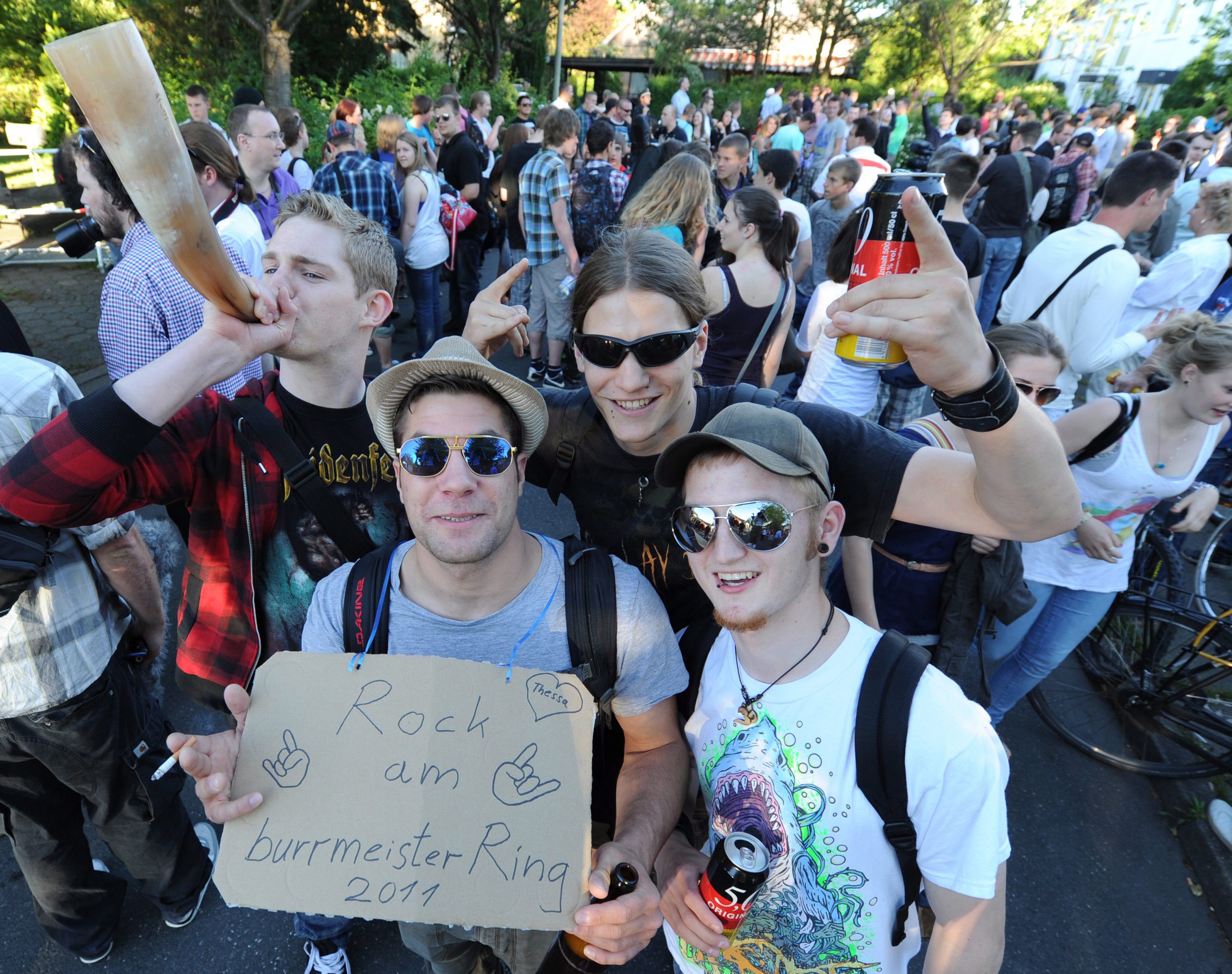 Facebook събра 1600 младежи на рожден ден