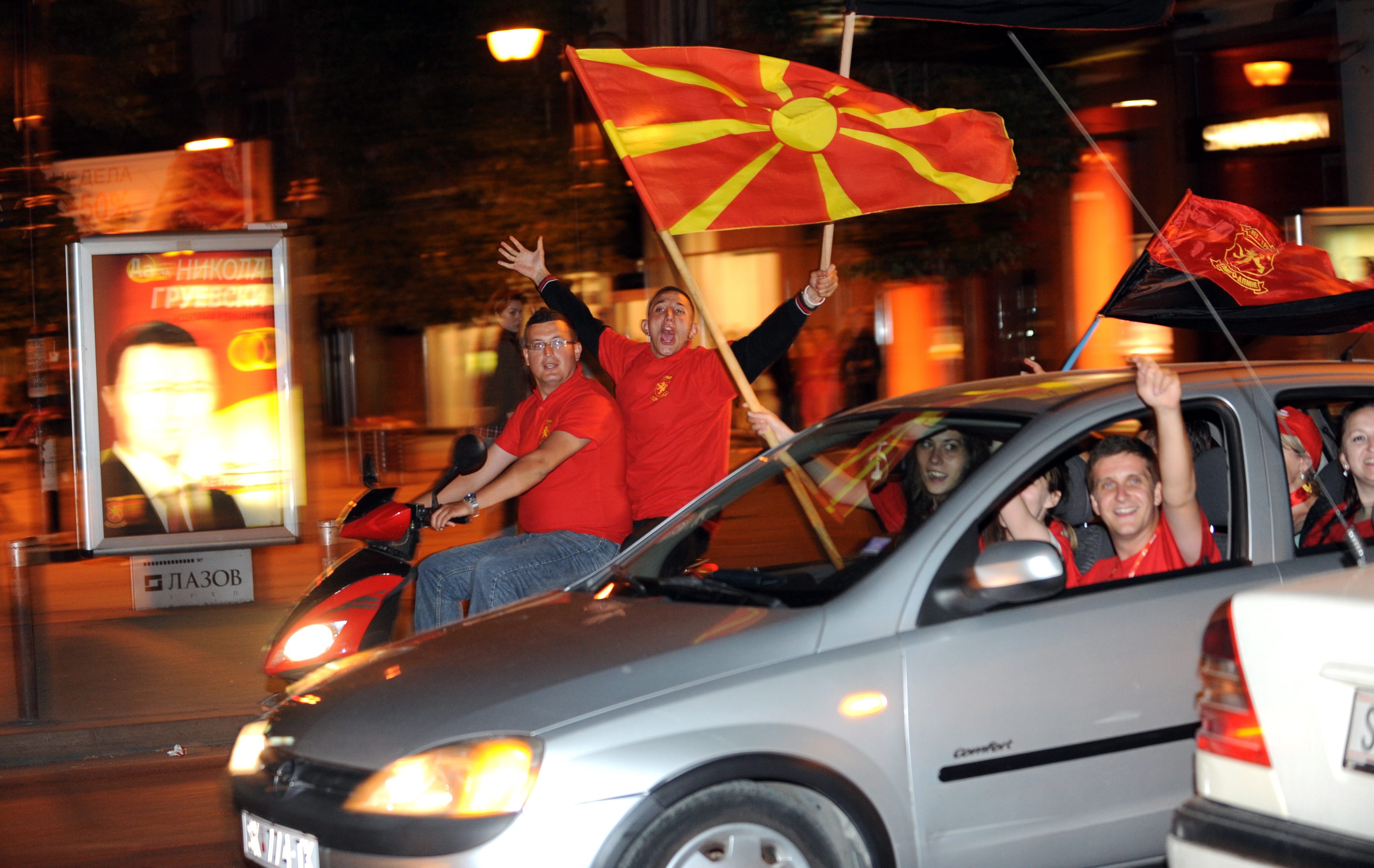 Поддръжници на ВМРО-ДПМНЕ ликуваха по улиците след победата