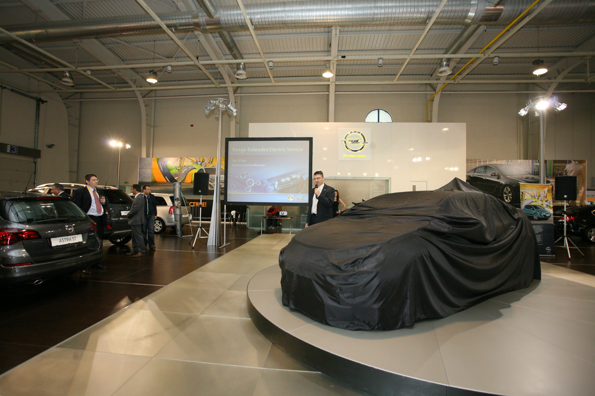 Opel представи Ampera на Автомобилен салон София 2011