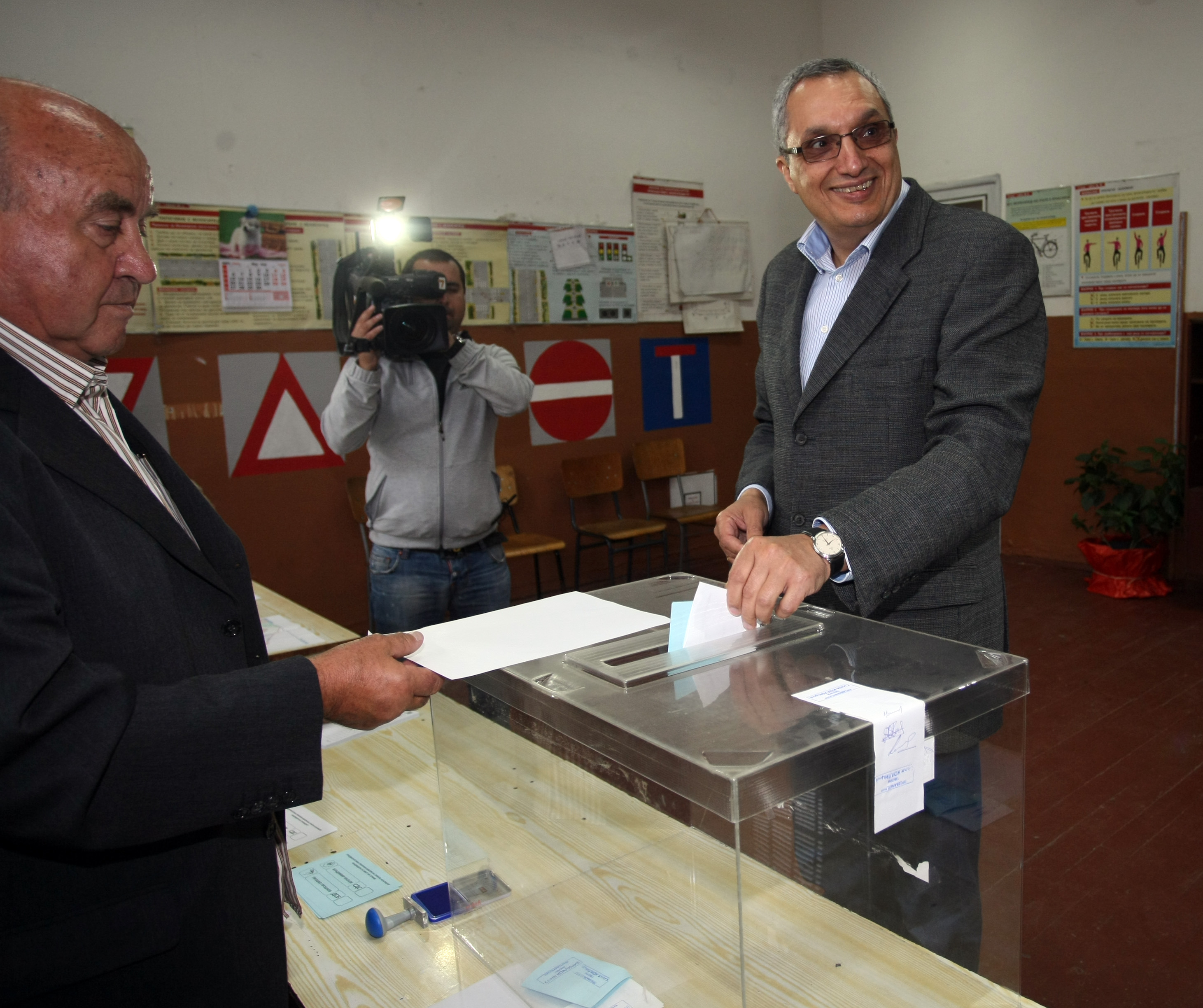Иван Костов гласува на вътрешните избори на Синята коалиция