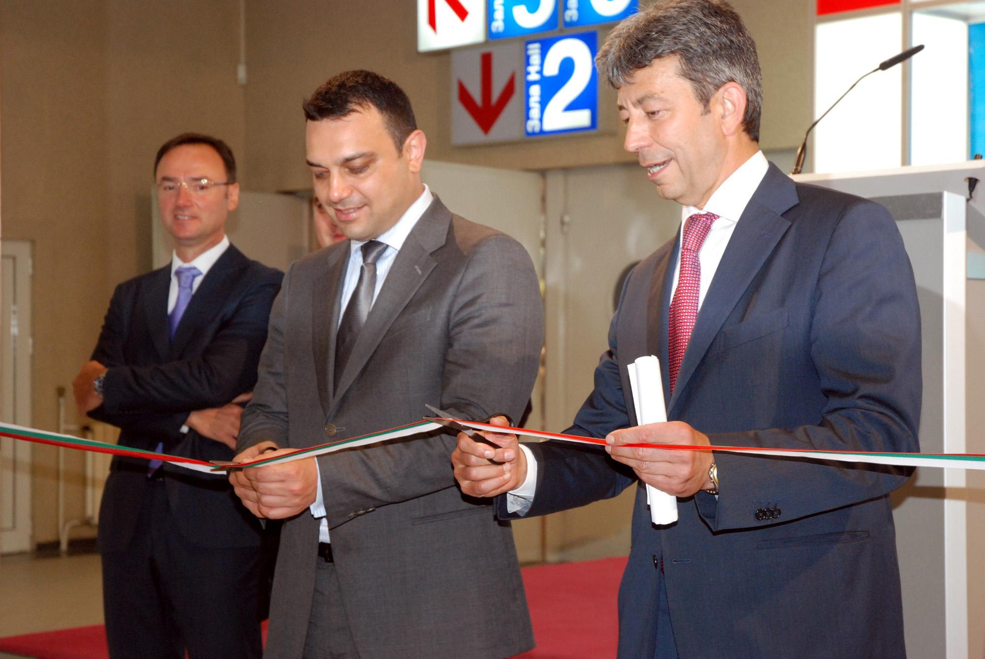 Министър Ивайло Московски прерязва лентата при откриване на ”Автомобилен салон София 2011”