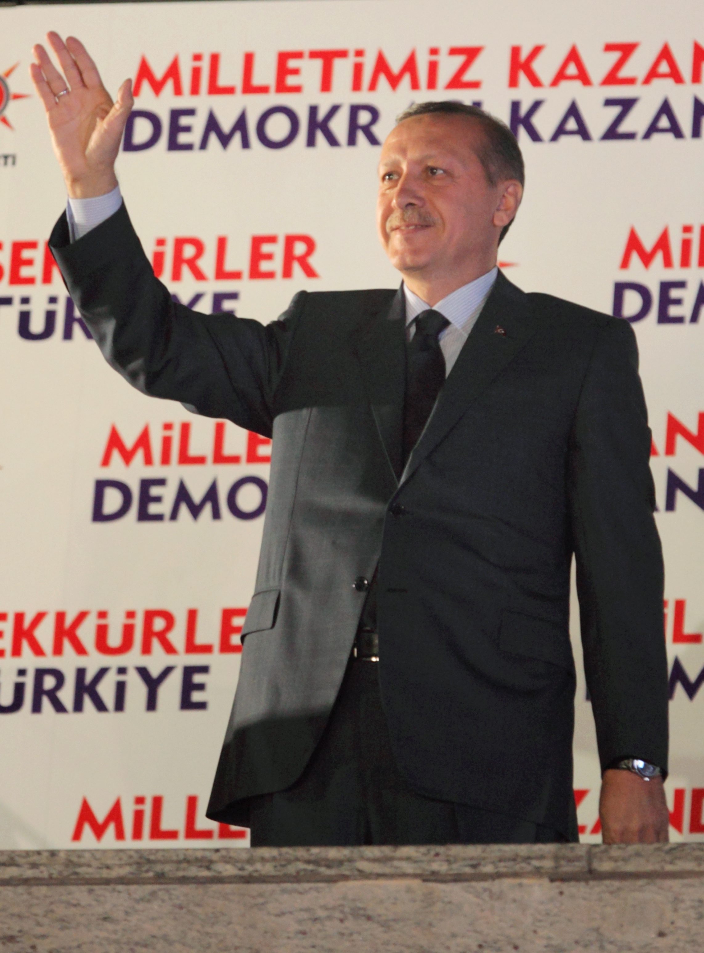 Партията на Ердоган спечели трети мандат