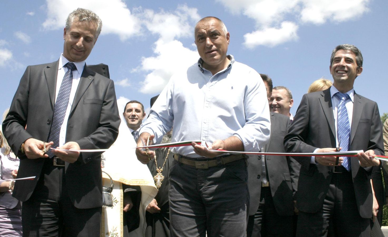 Премиерът Бойко Борисов и министър Росен Плевнелиев прерязват лентата