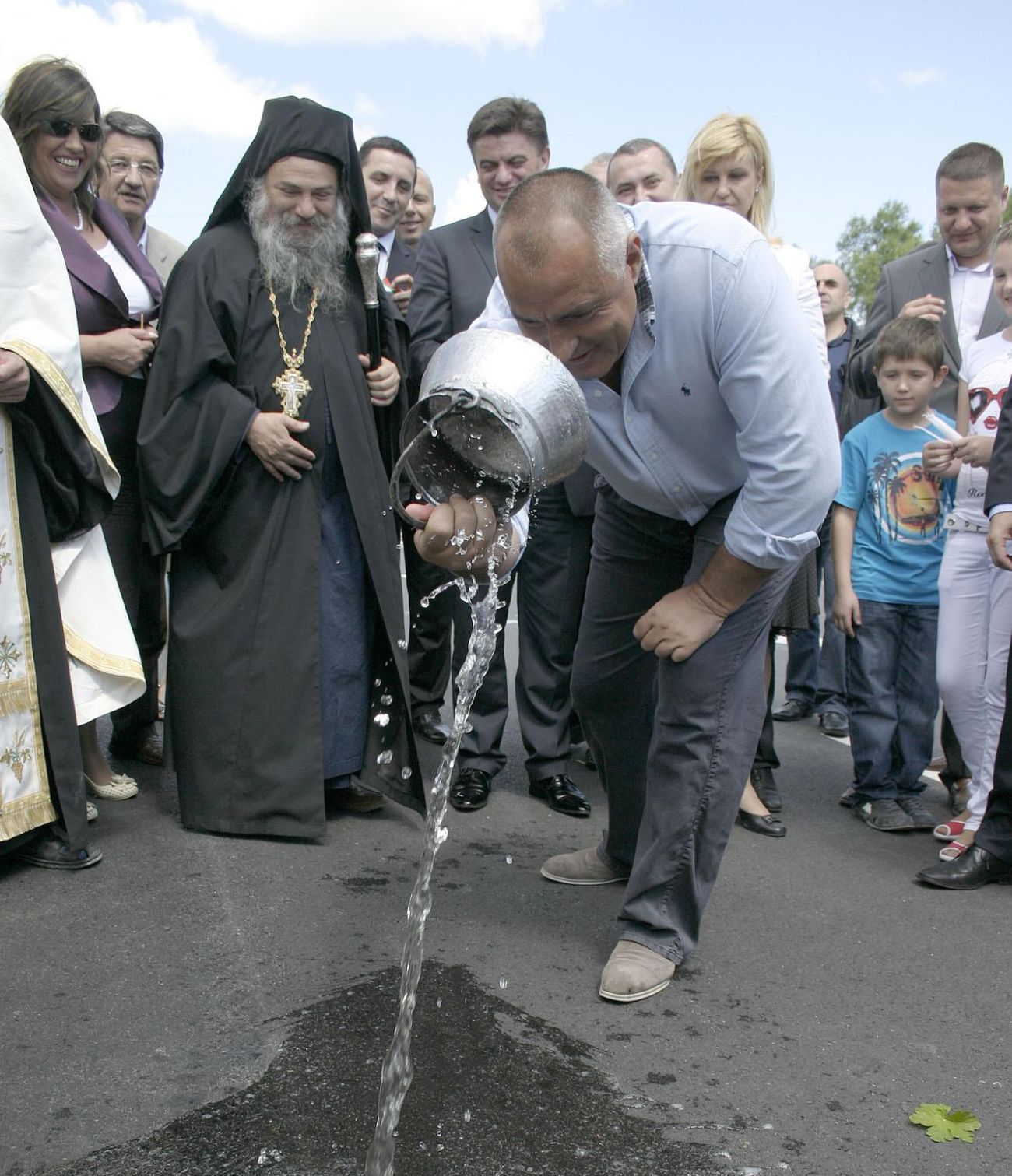 Бойко Борисов излива менче с вода при откриването на поредните два ремонтирани пътя