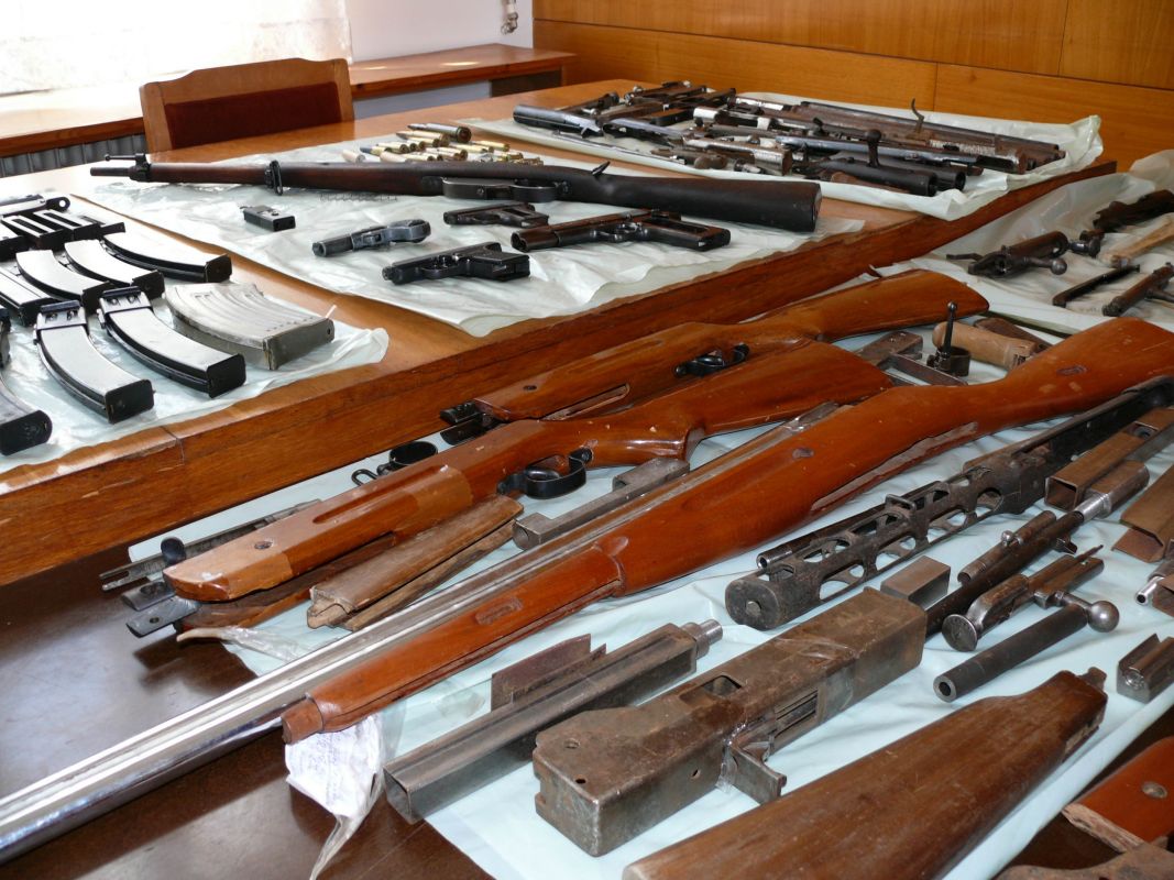 НАП продава 1200 пушки, автомати и карабини