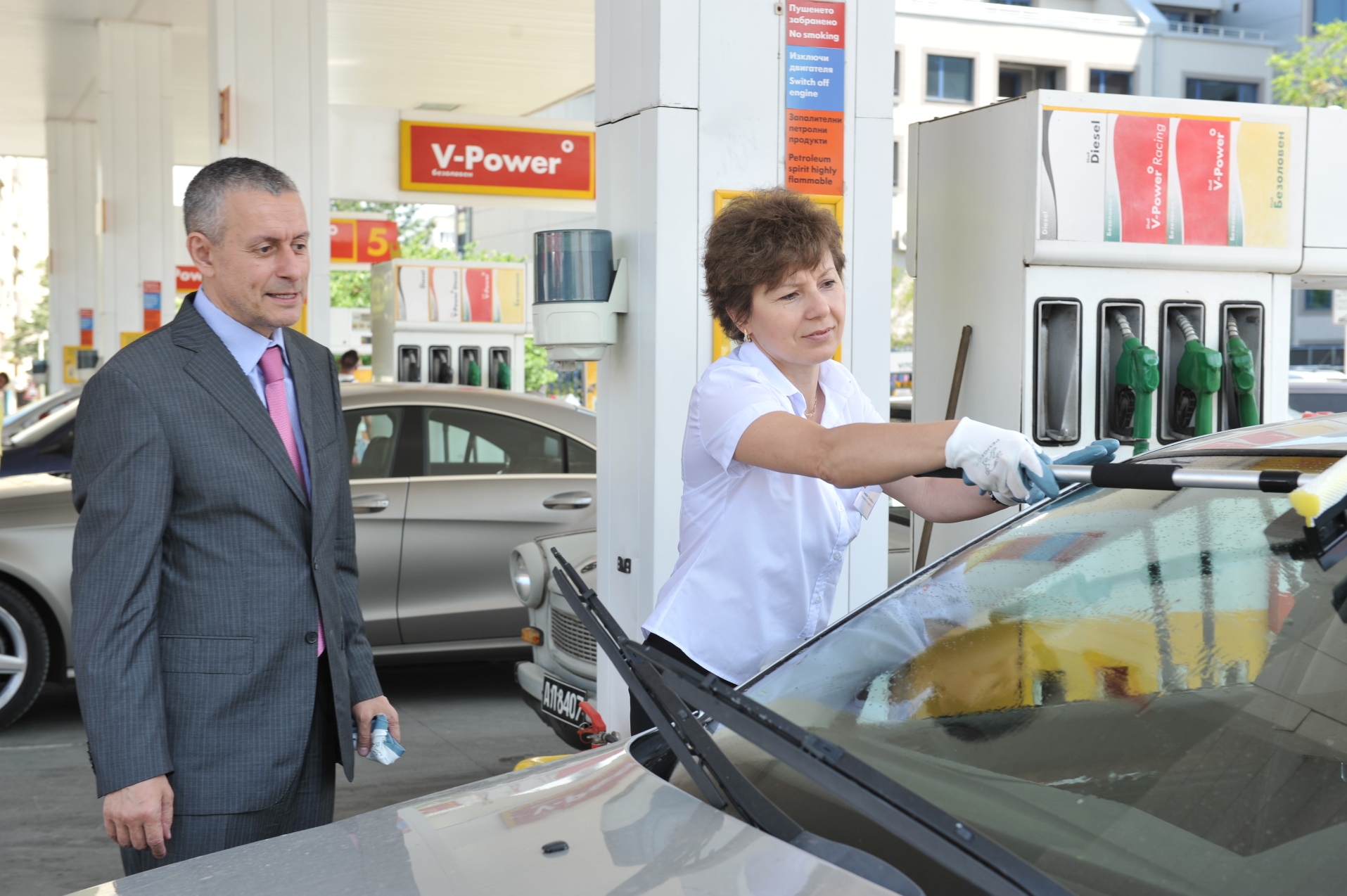 г-жа Камеля Славейкова обслужва настоящия автомобил на Соломон Паси