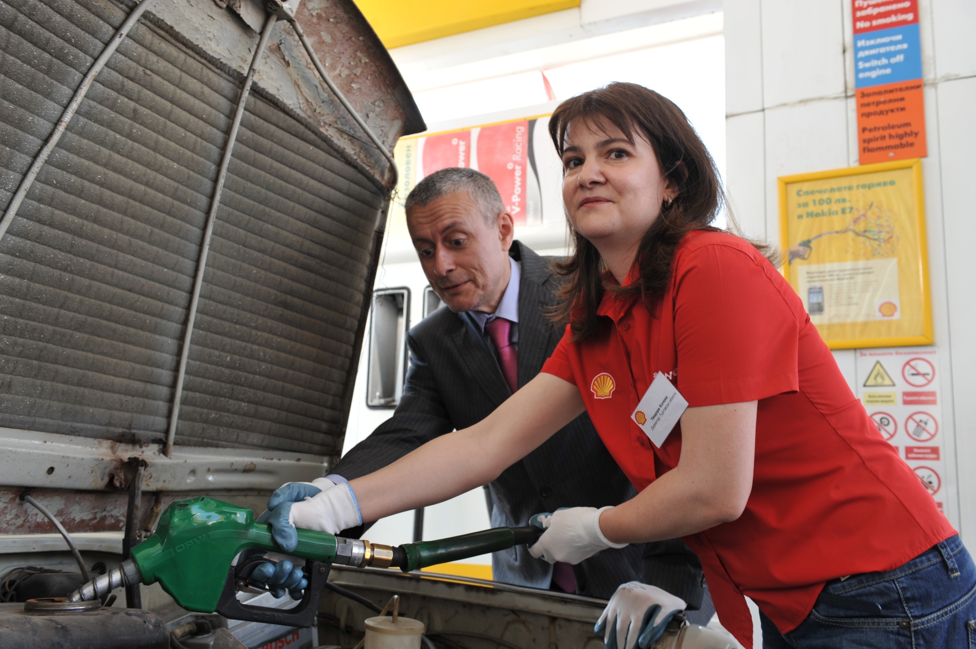 Директори на Shell обслужват днес клиенти на бензиностанции