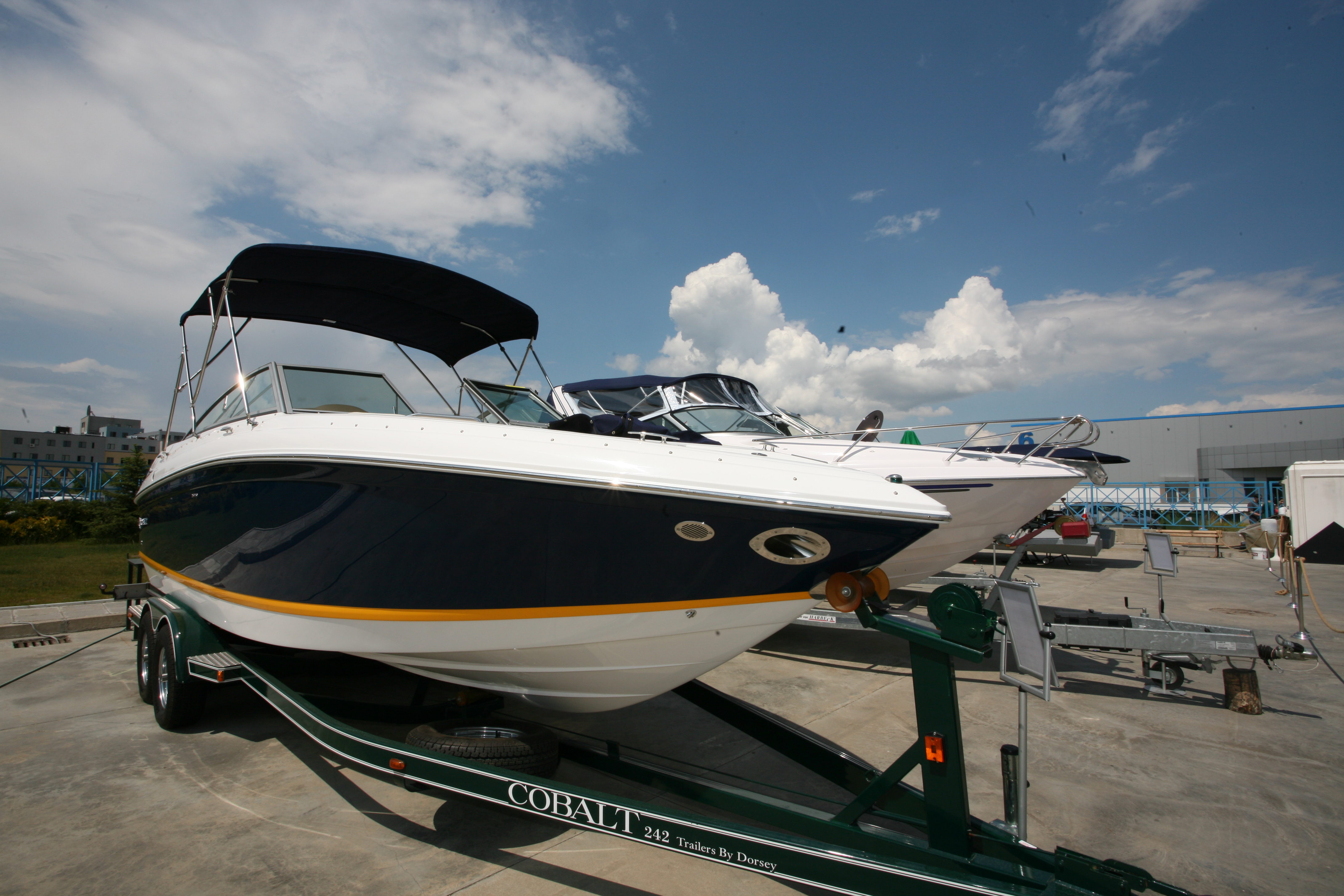 Американска лодка с дизайн на Aston Martin на салона в София