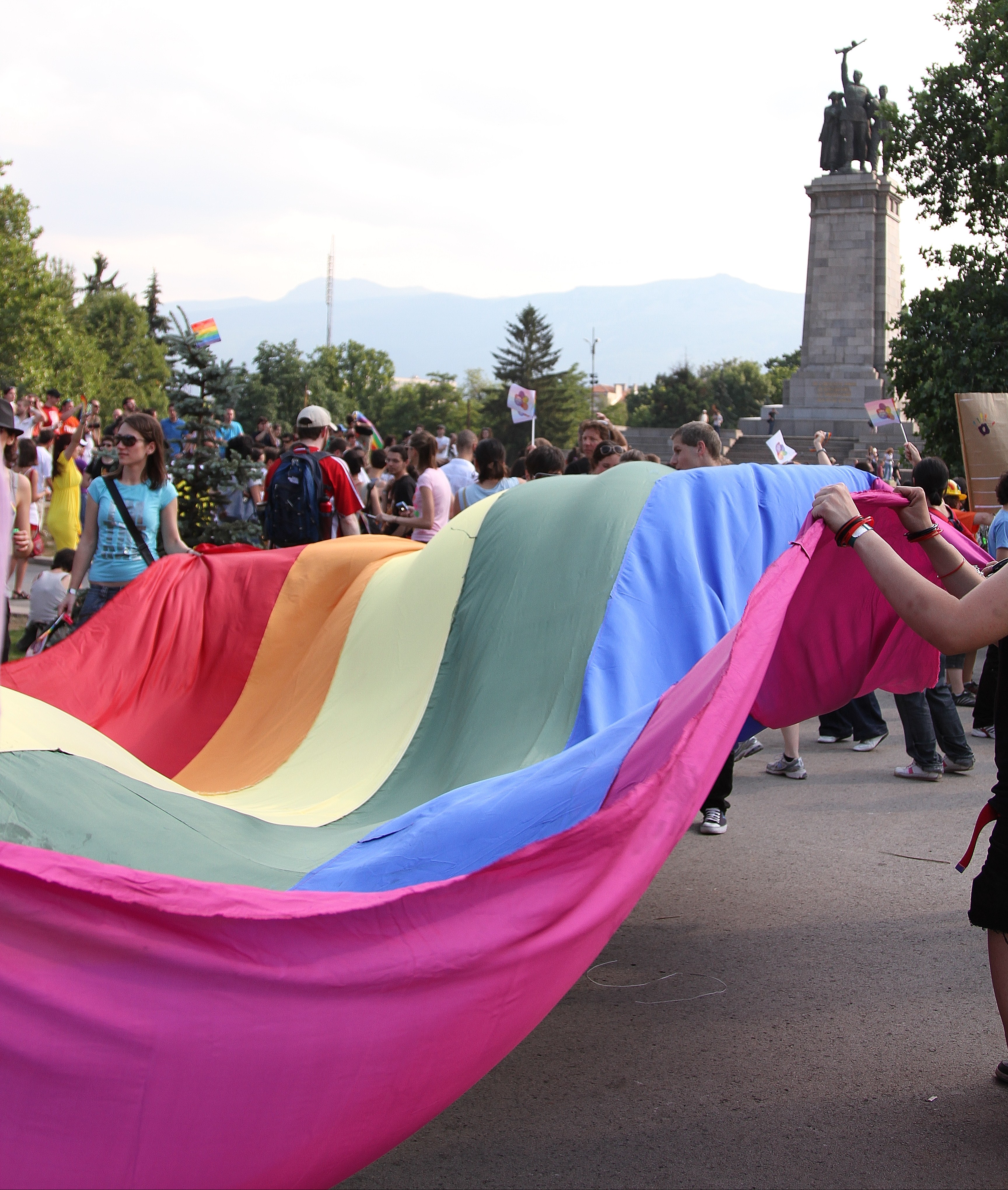 Участниците в гей-парада стигнаха до Паметника на съветската армия