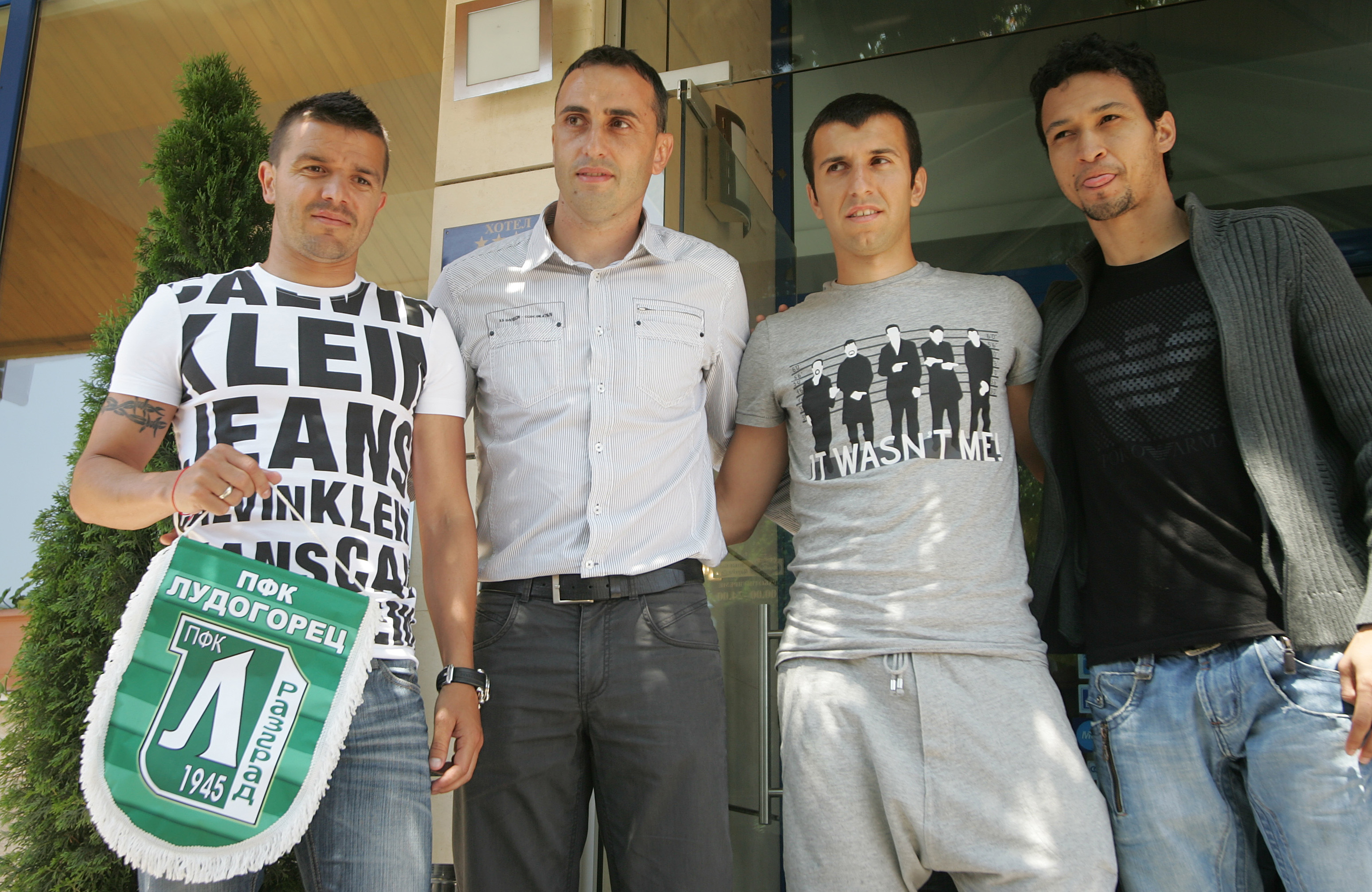 Лудогорец (отляво надясно): Емил Гъргоров, треньорът Ивайло Петев, Светослав Дяков и Марселиньо