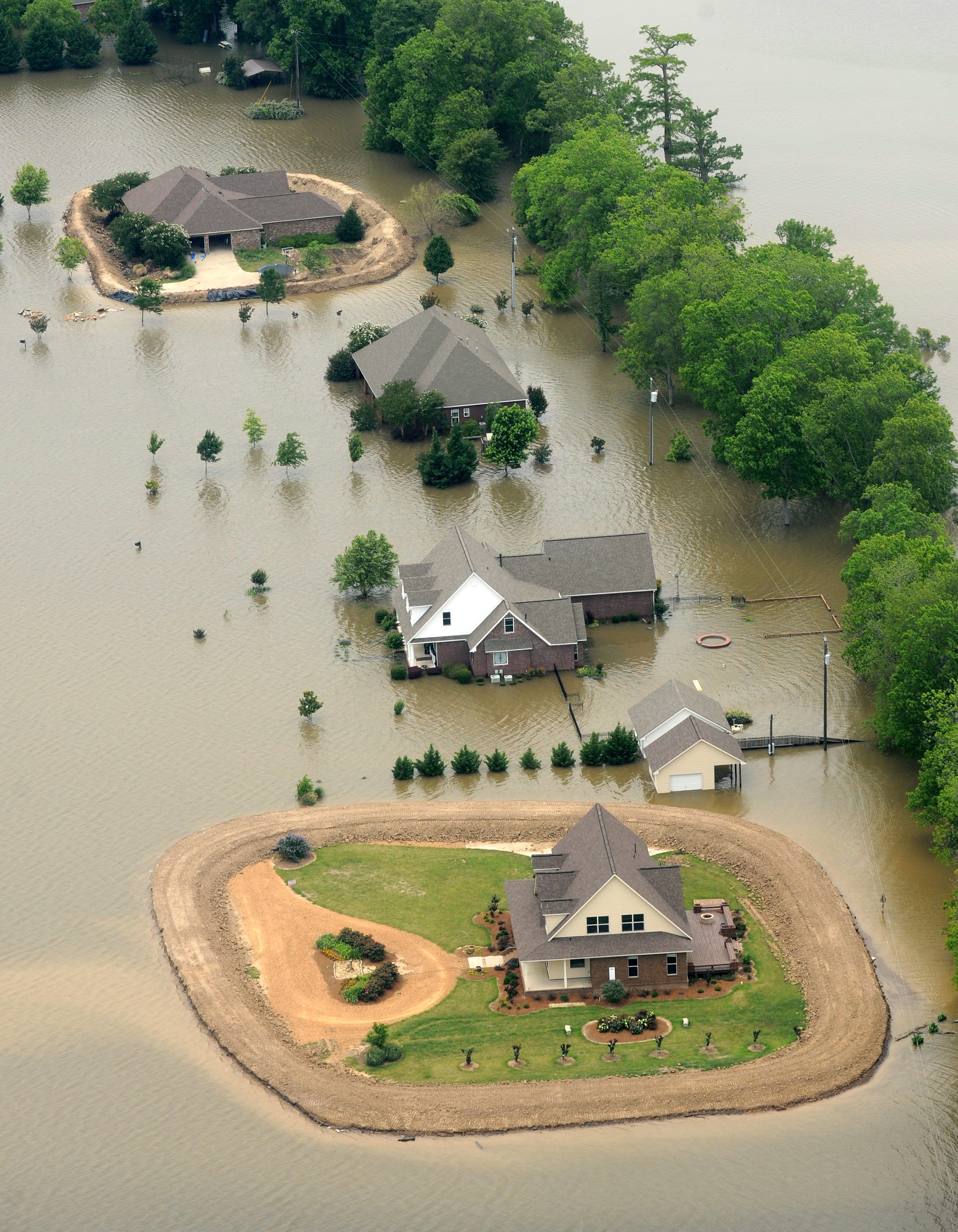 Най-малко 20 жертви на наводнения в Западна Вирджиния