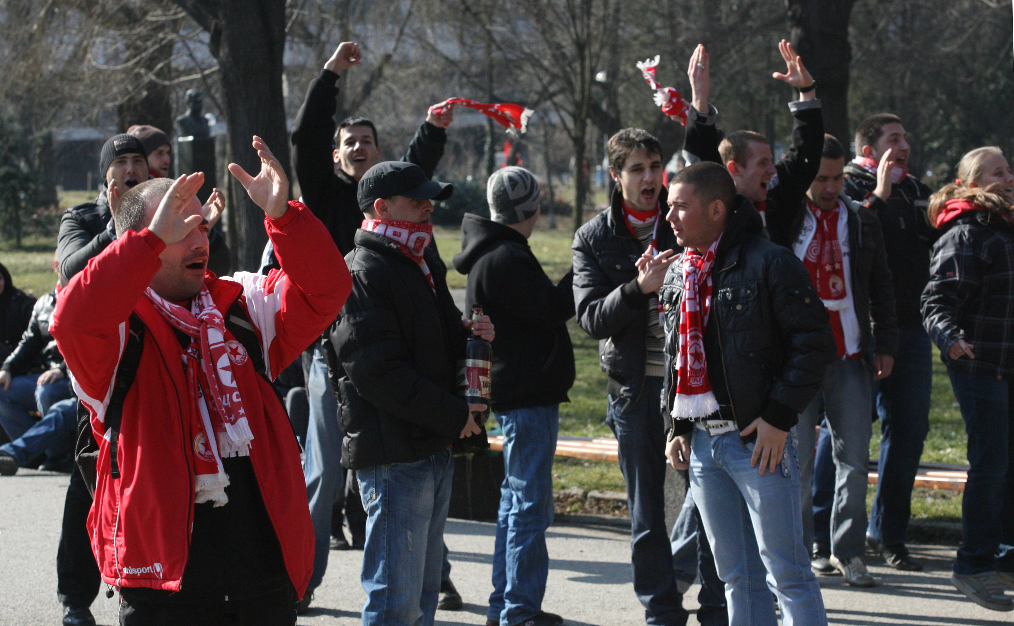 Фенове се събират пред стадион ”Българска армия”