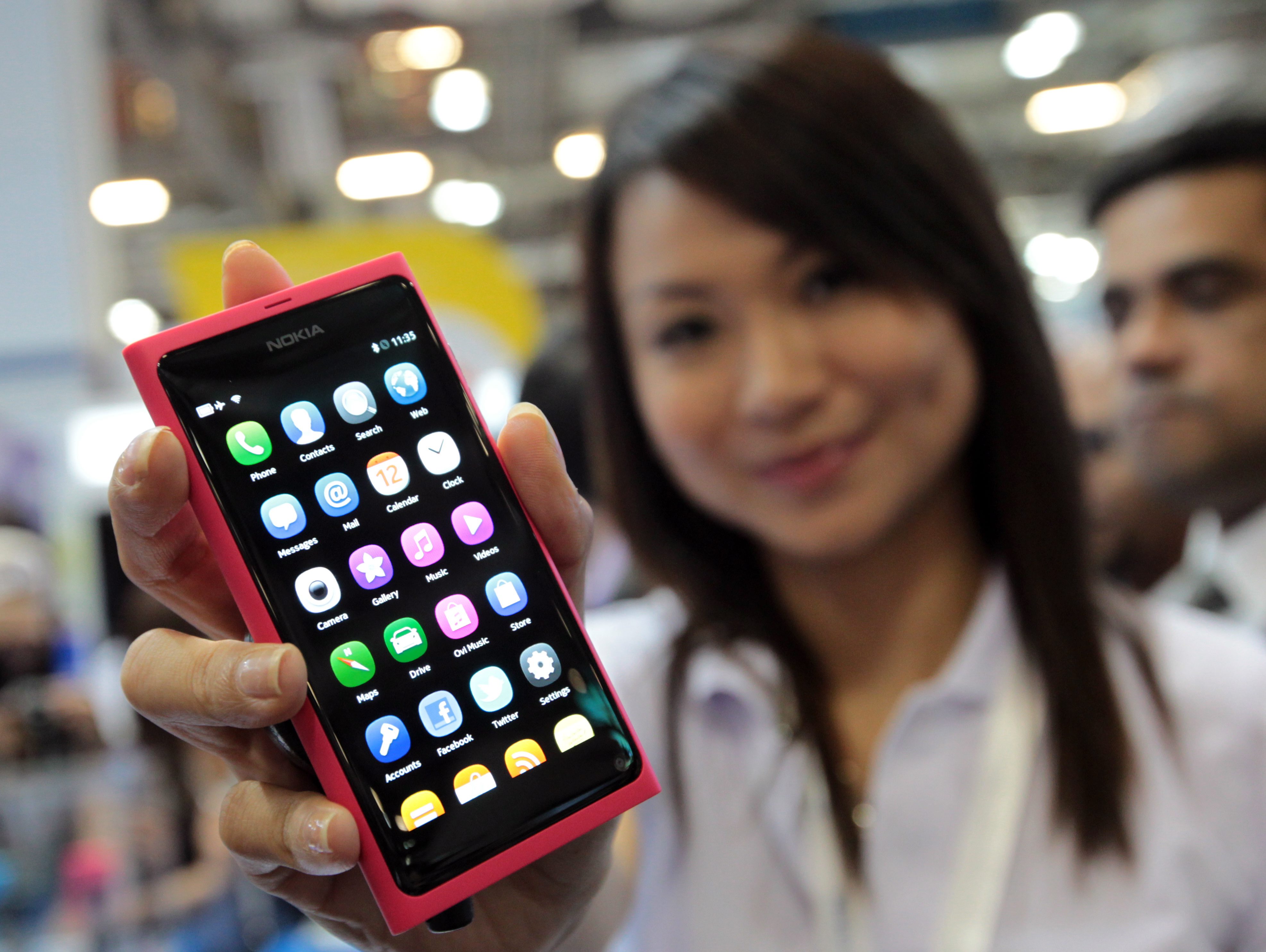MeeGo смартфонът Nokia N9 вече е в продажба