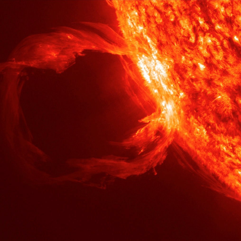 Мощно изригване на Слънцето удря Земята до дни