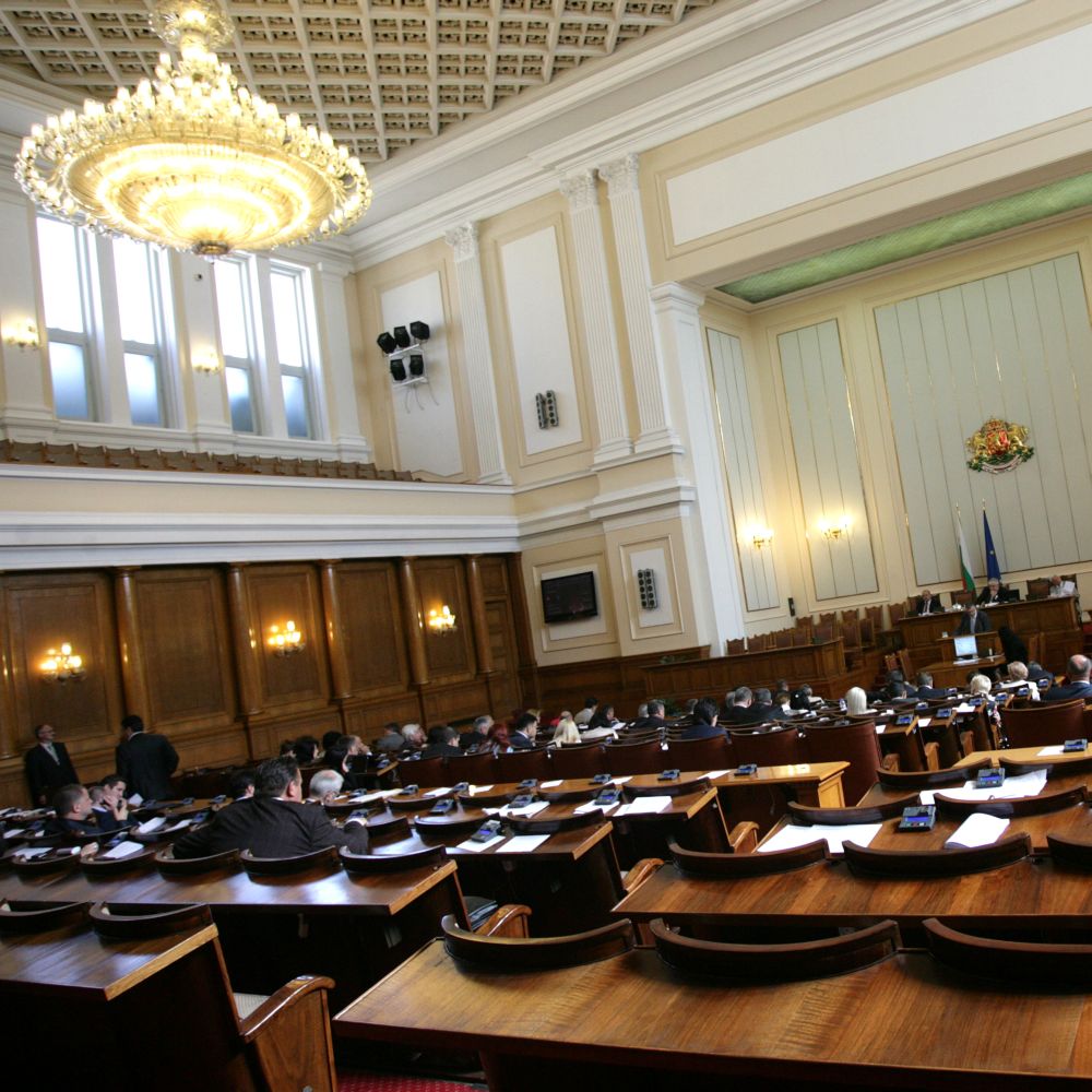 При гласуването на закона в зала 185 депутати бяха против, а двама се въздържаха