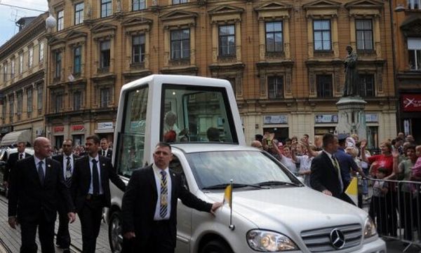 Папа Бенедикт XVI иска хибриден Mercedes