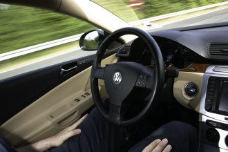 VW измисли временен автопилот