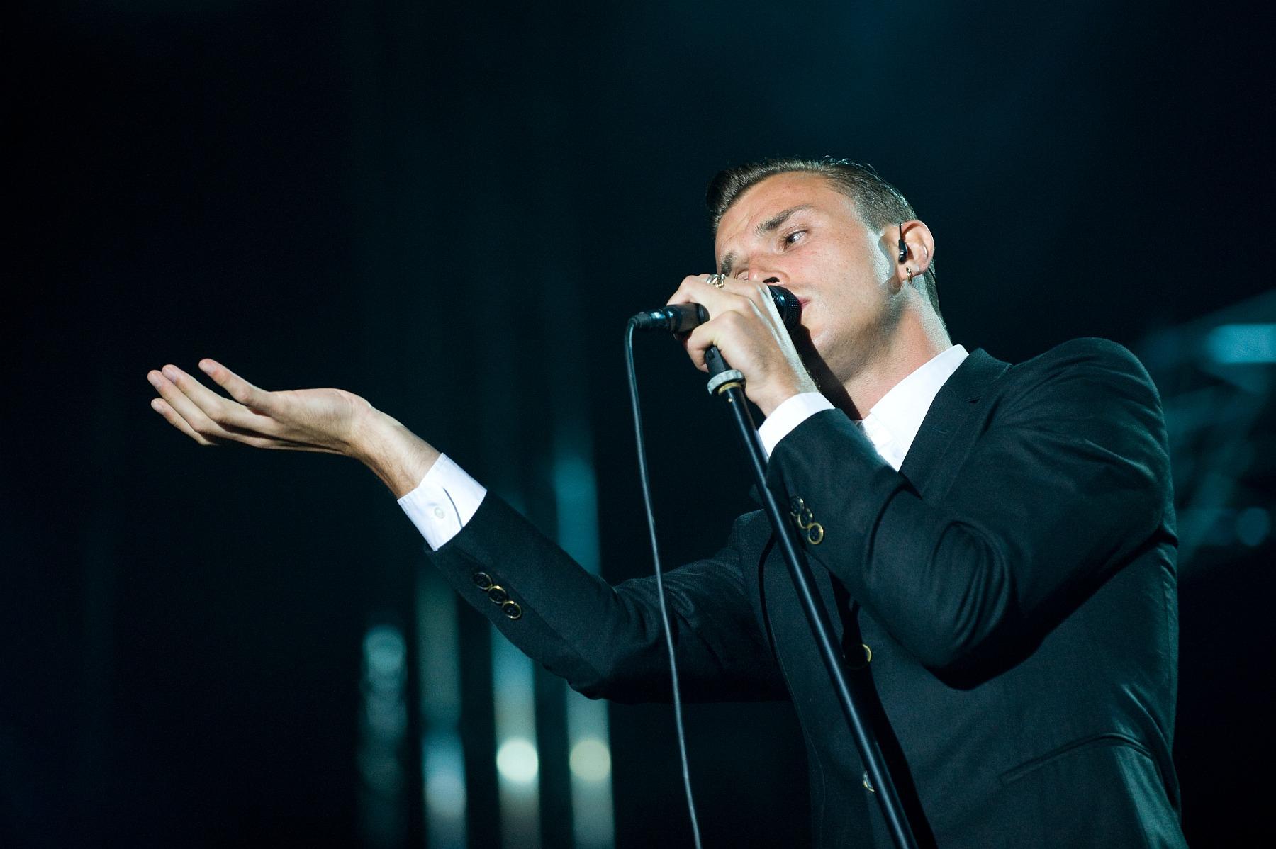 Hurts подариха бели рози на феновете си в Разлог