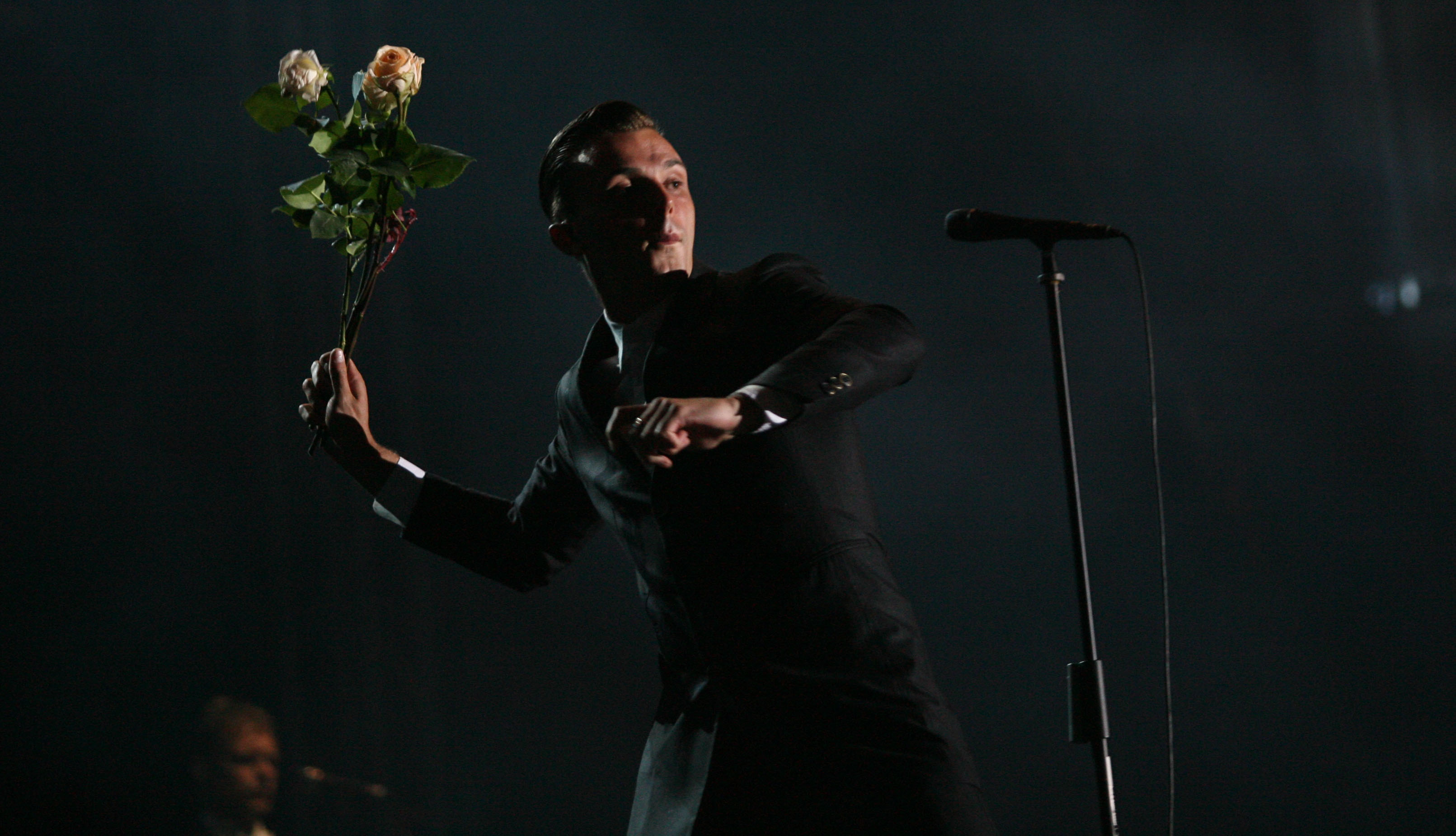 Hurts подариха бели рози на феновете си в Разлог