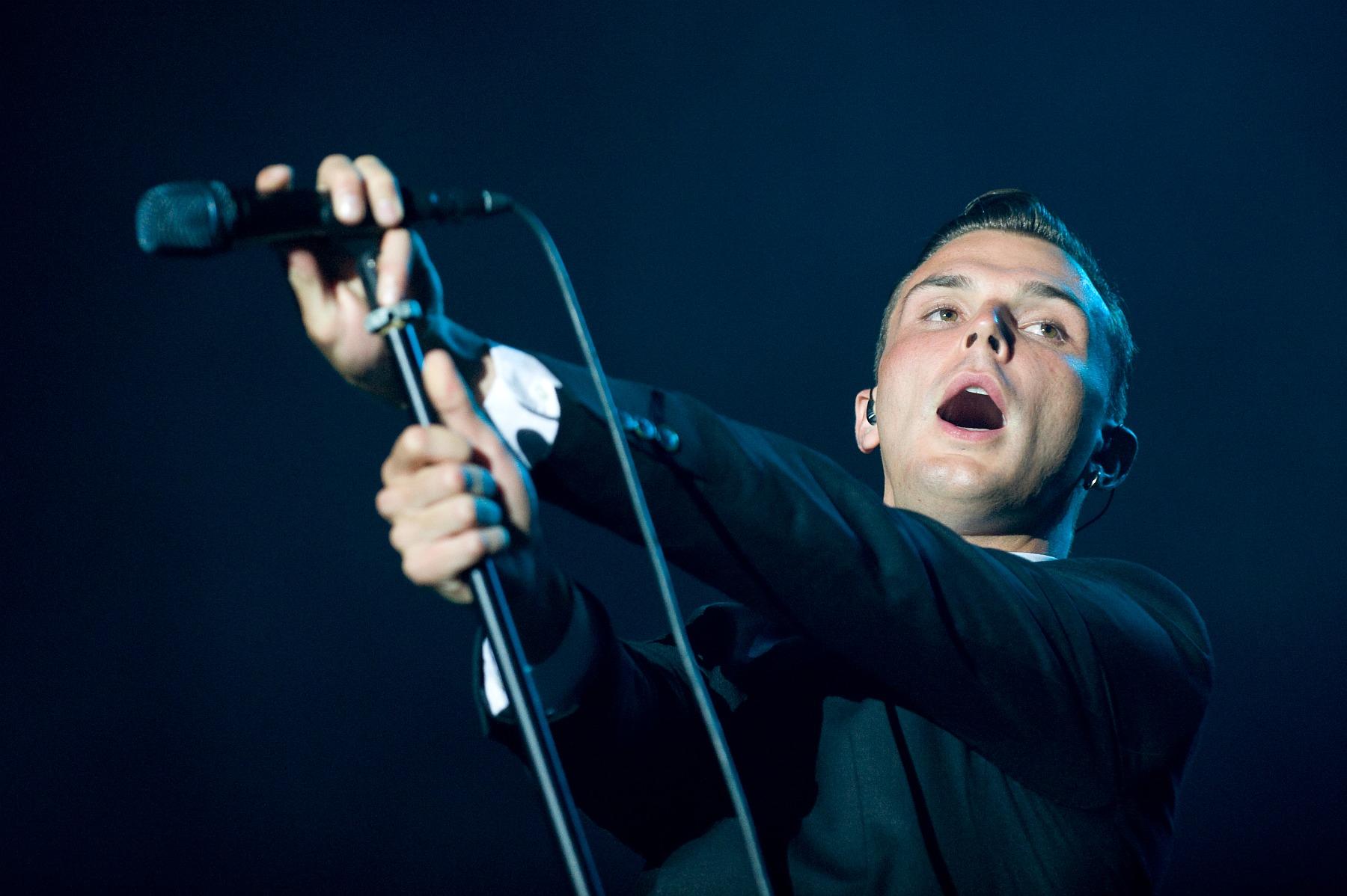 Hurts подариха бели рози на феновете си в Разлог