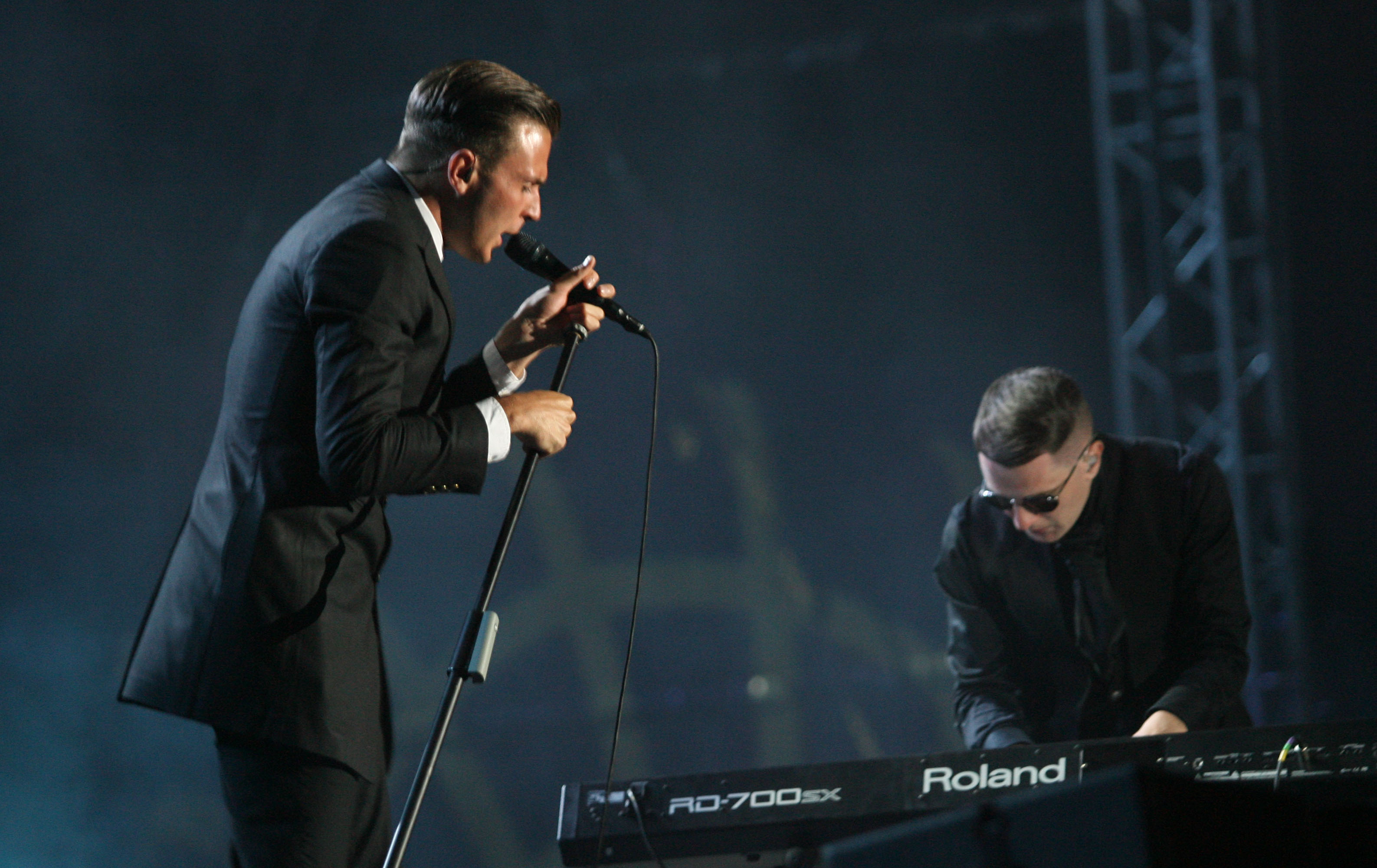 Hurts подариха бели рози на феновете си в Разлог