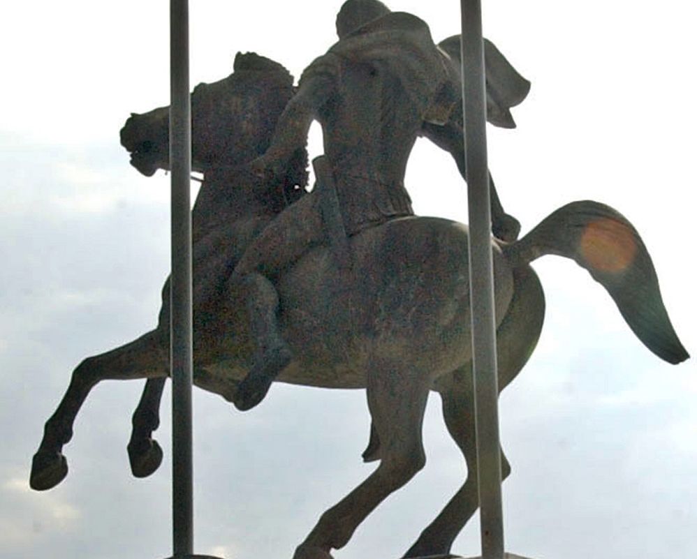 В македонската столица вече е поставен паметник на Александър Македонски