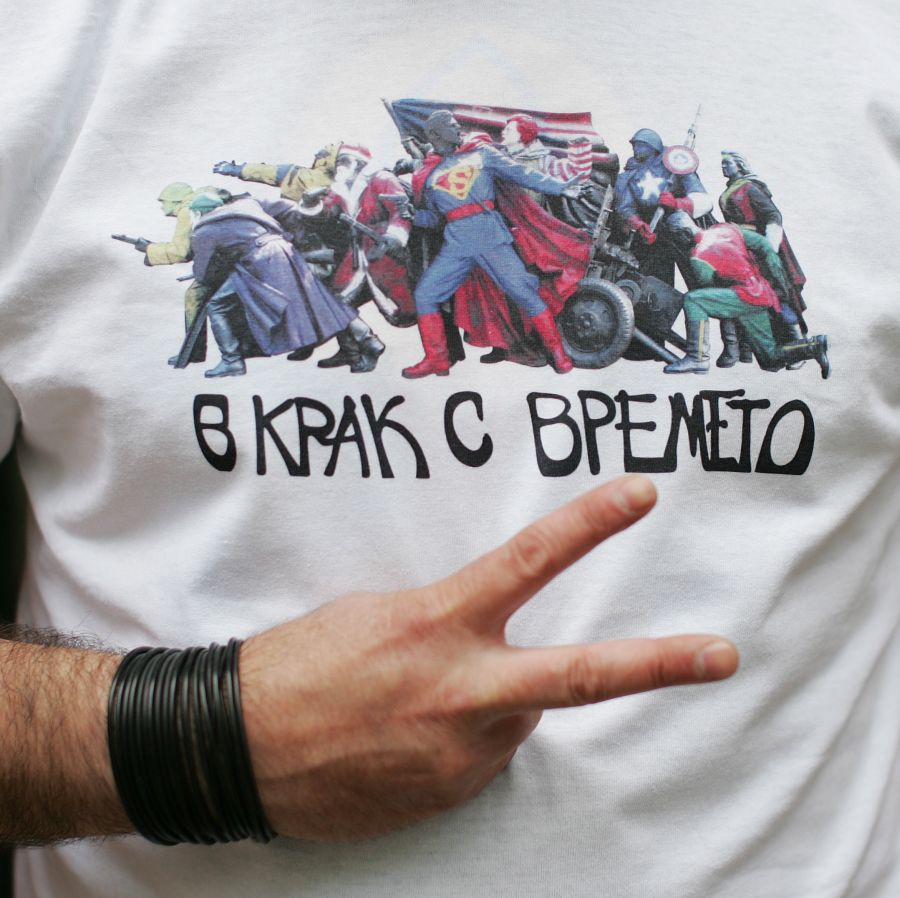 Тениски с войниците, преобразени като комиксови герои, вече се появиха срещу 25 лева в София