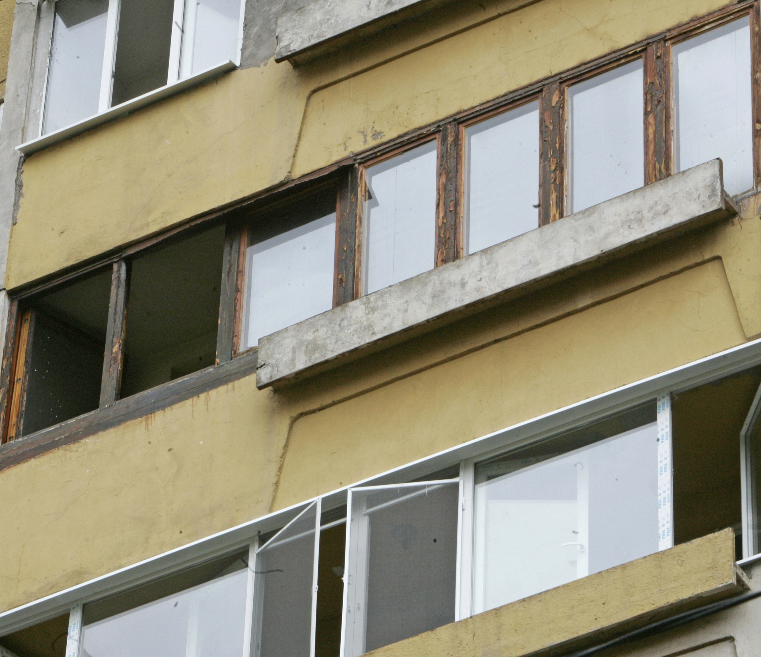 Блокове в София и Русе са наклонени опасно