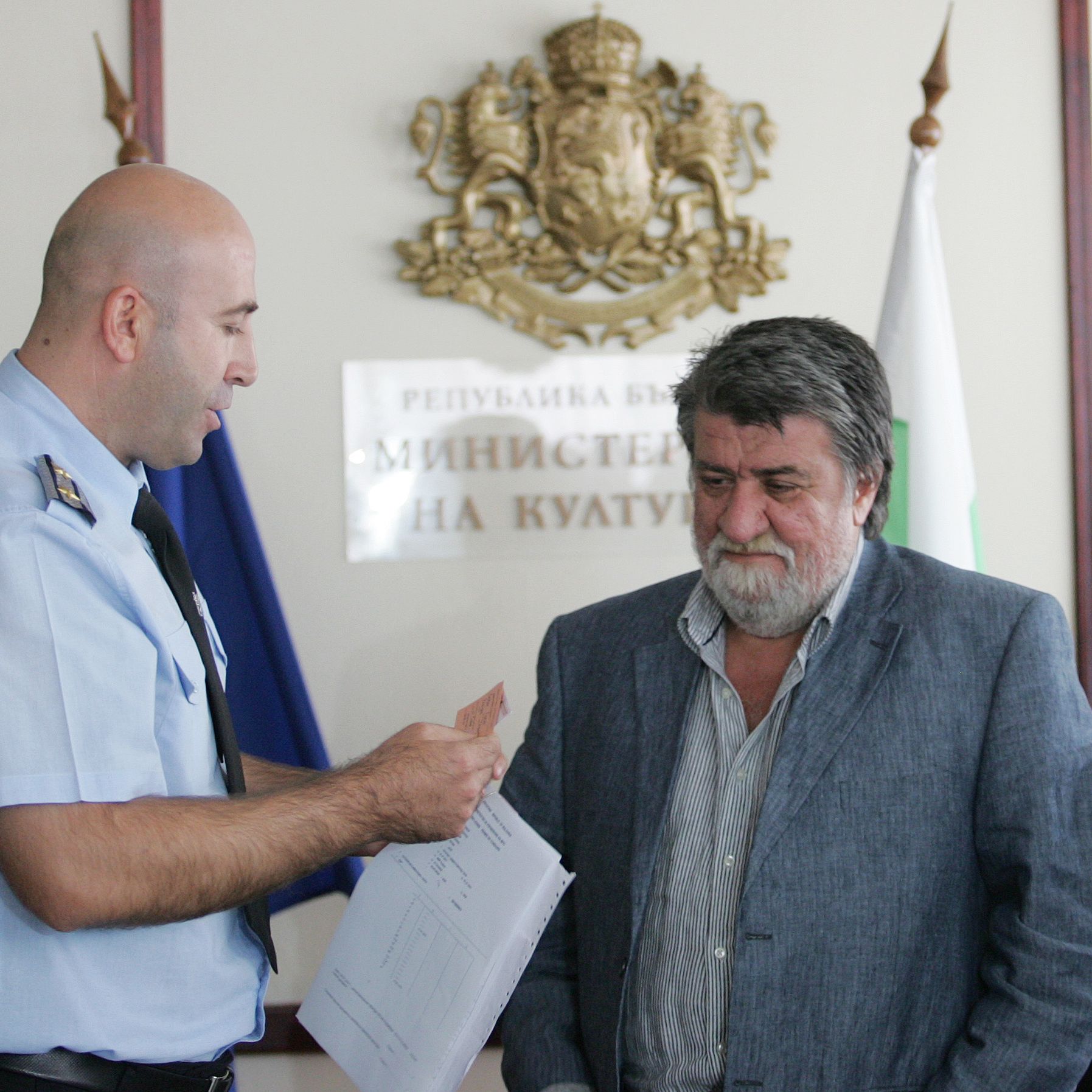 Шефът на Пътна полиция-София връчи златен талон на министъра на културата